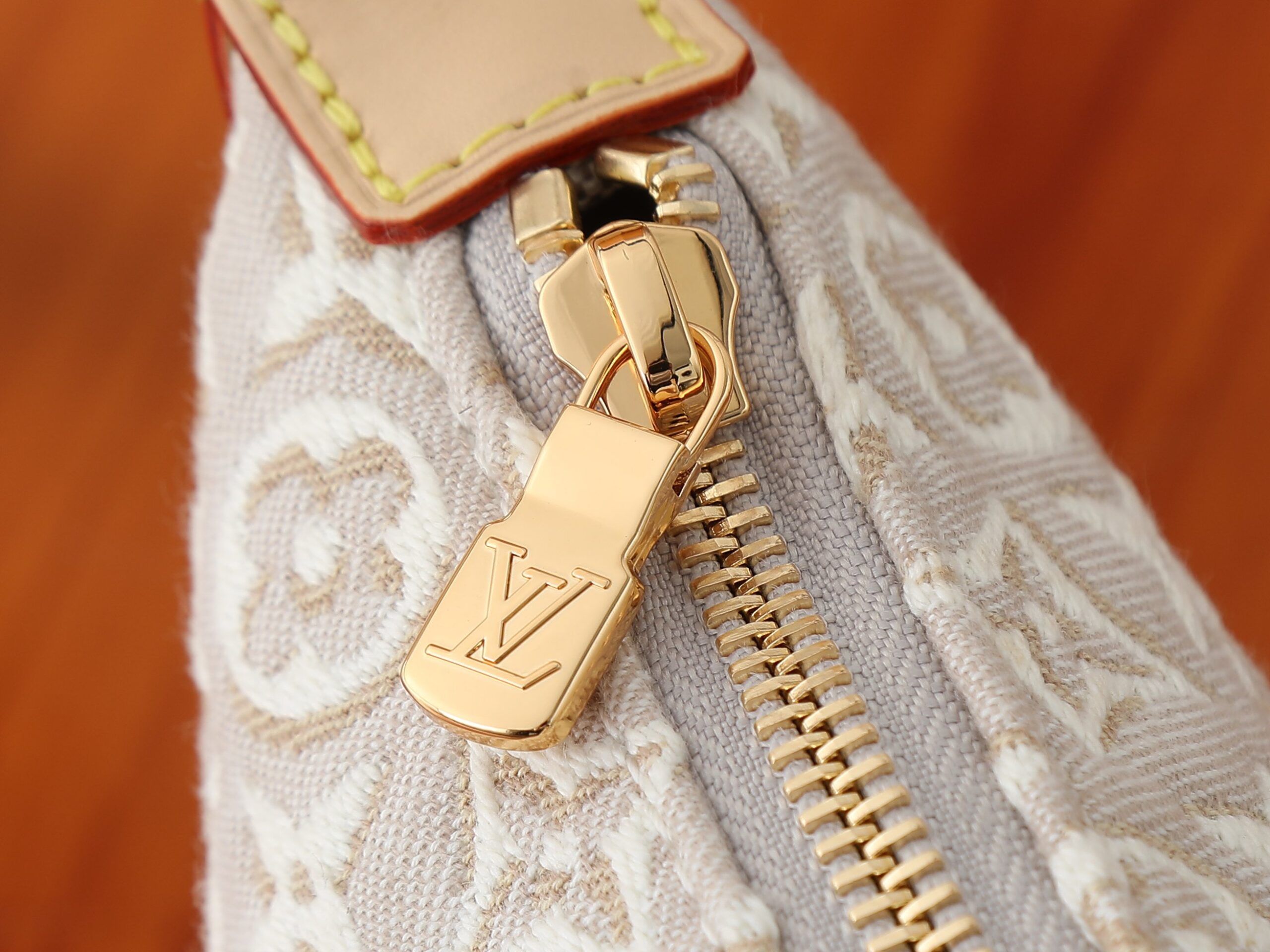 Louis Vuitton Pochette Hills Handbag with Monogram Emblème - Image 4