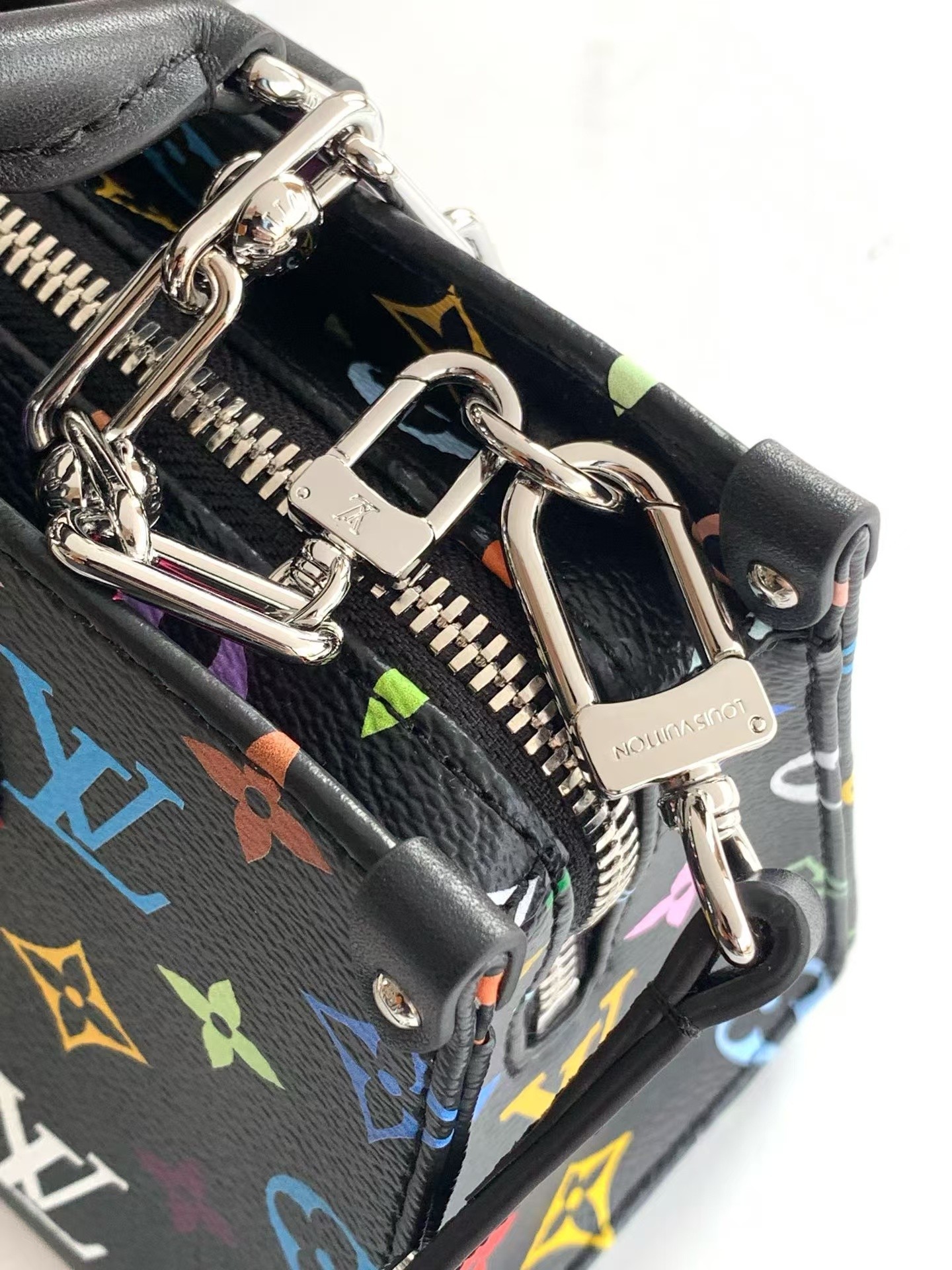 Louis Vuitton OnTheGo East West Tote Bag in Monogram Canvas - Image 4