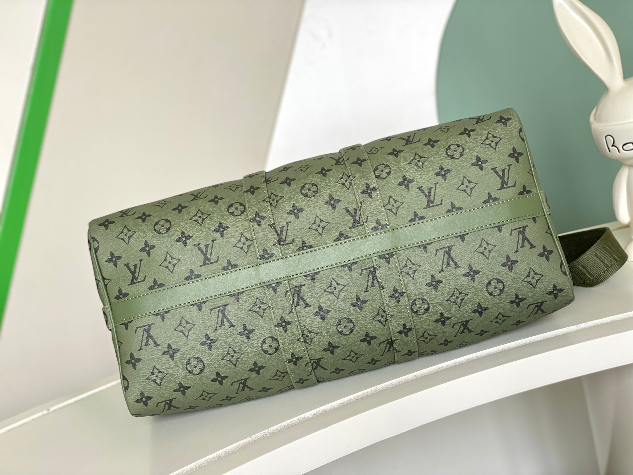 Louis Vuitton Keepall Bandoulière 45 Travel Bag in Monogram Tones - Image 4