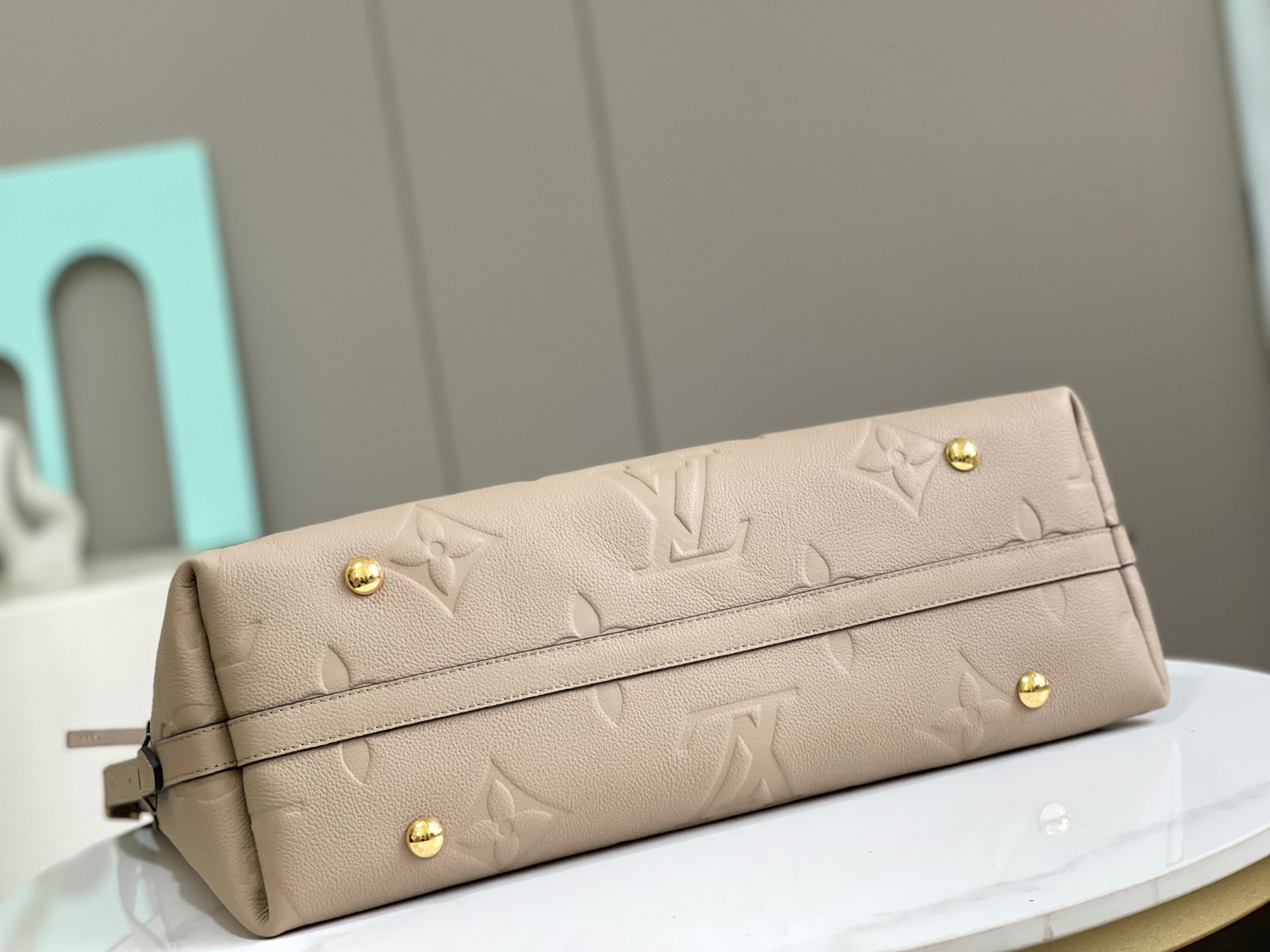 Louis Vuitton CarryAll M Handbag in Monogram Canvas - Image 4
