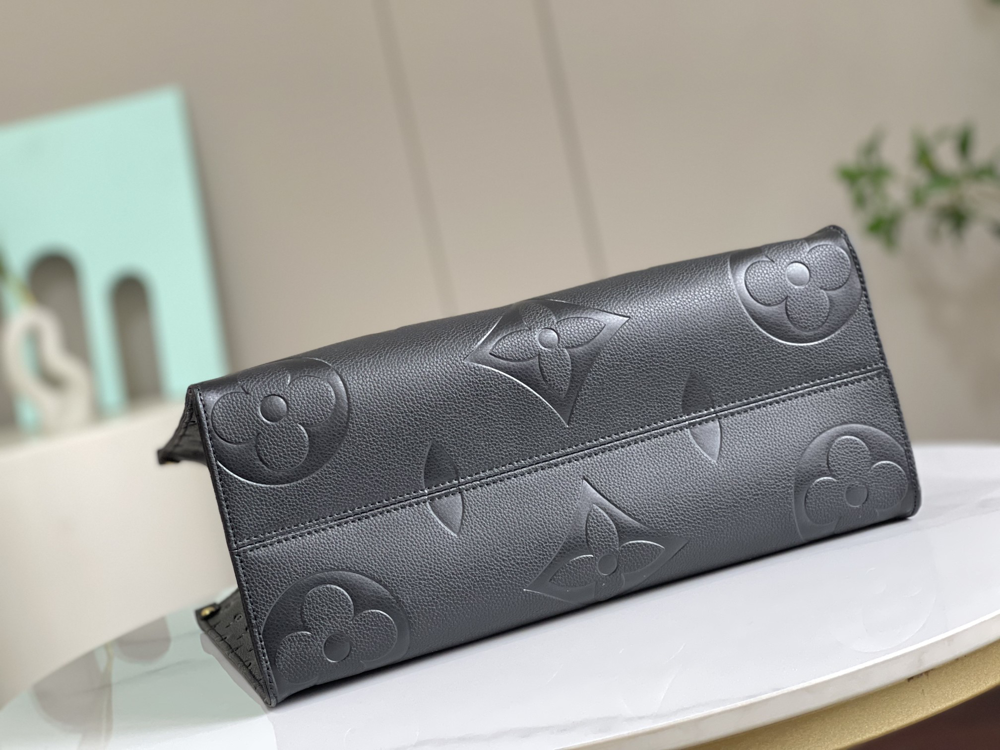 Louis Vuitton Onthego MM Tote Bag - Image 4