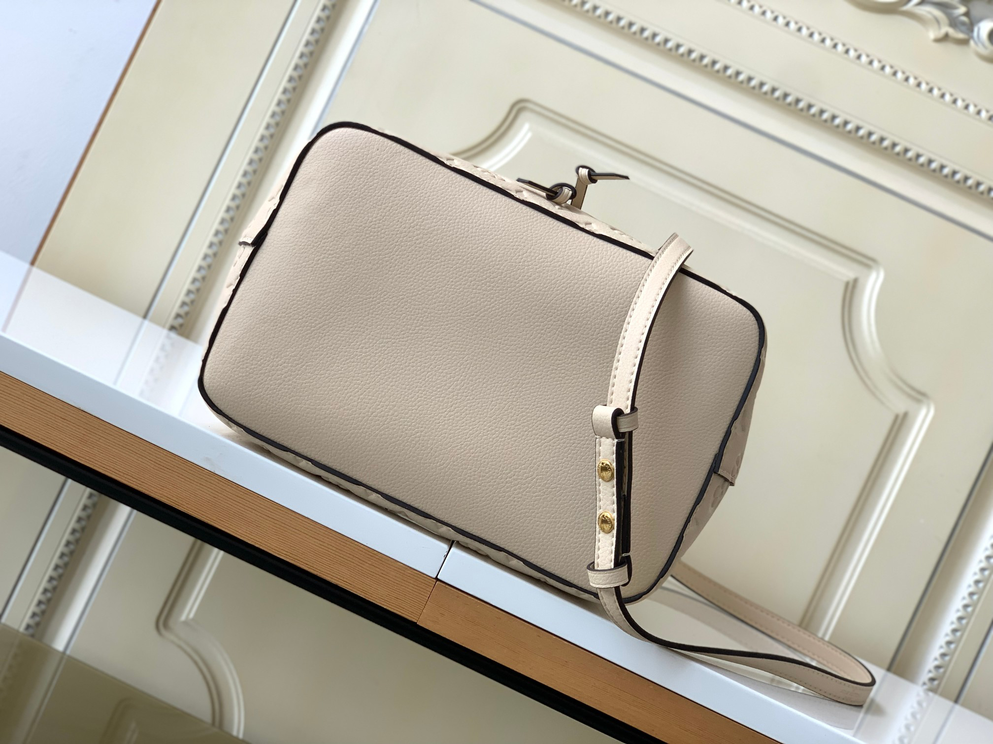 Louis Vuitton NéoNoé MM Bucket Bag in Cream Monogram Empreinte Leather - Image 4
