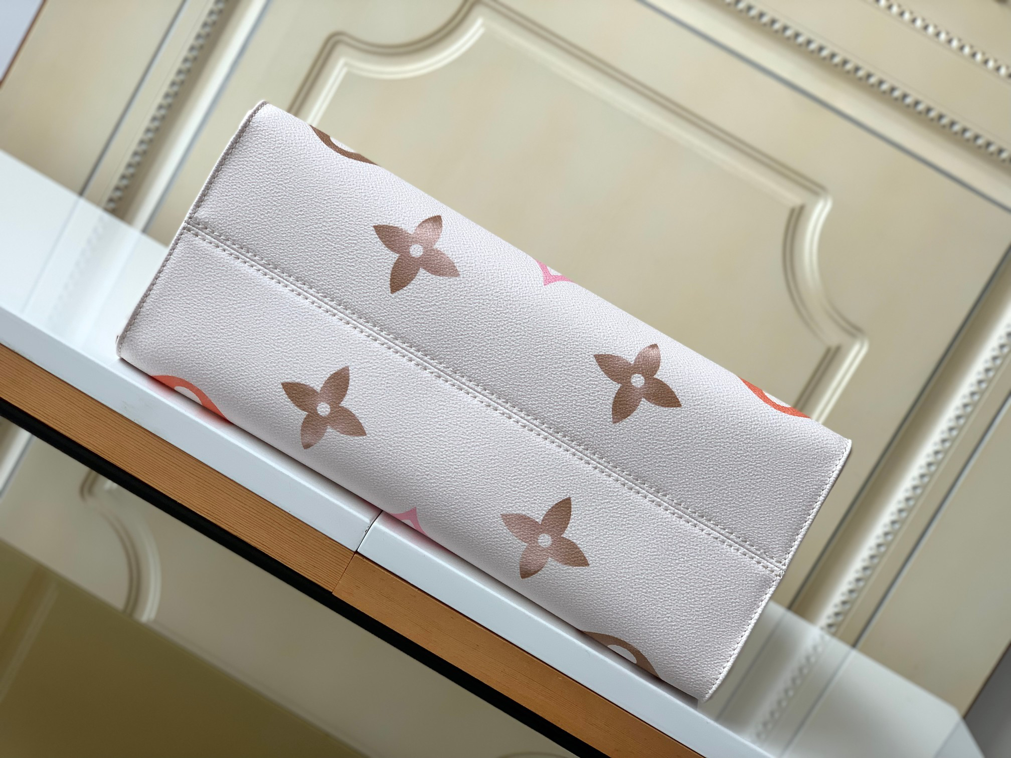 Louis Vuitton Onthego MM Monogram Tote Bag - Image 4