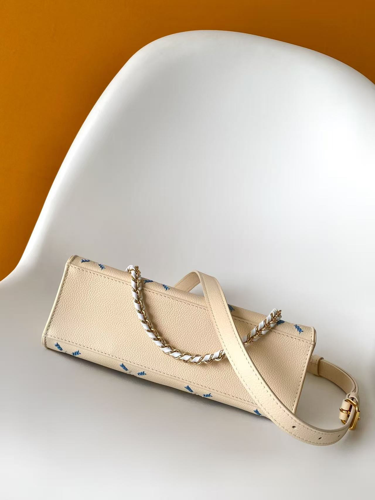 Louis Vuitton OnTheGo East West Handbag in White Monogram Empreinte Leather - Image 4