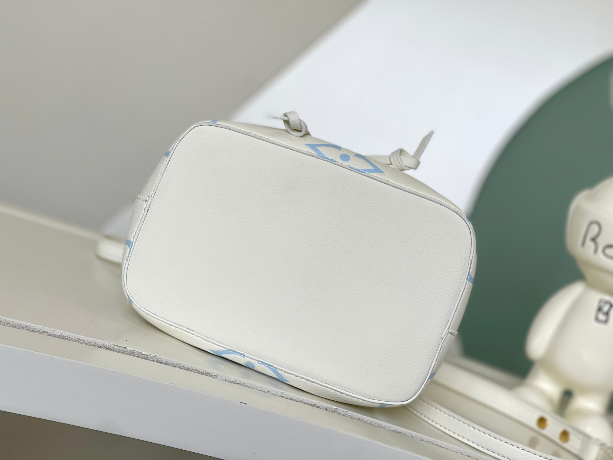 Louis Vuitton NeoNoé BB Bucket Bag in White and Blue - Image 4