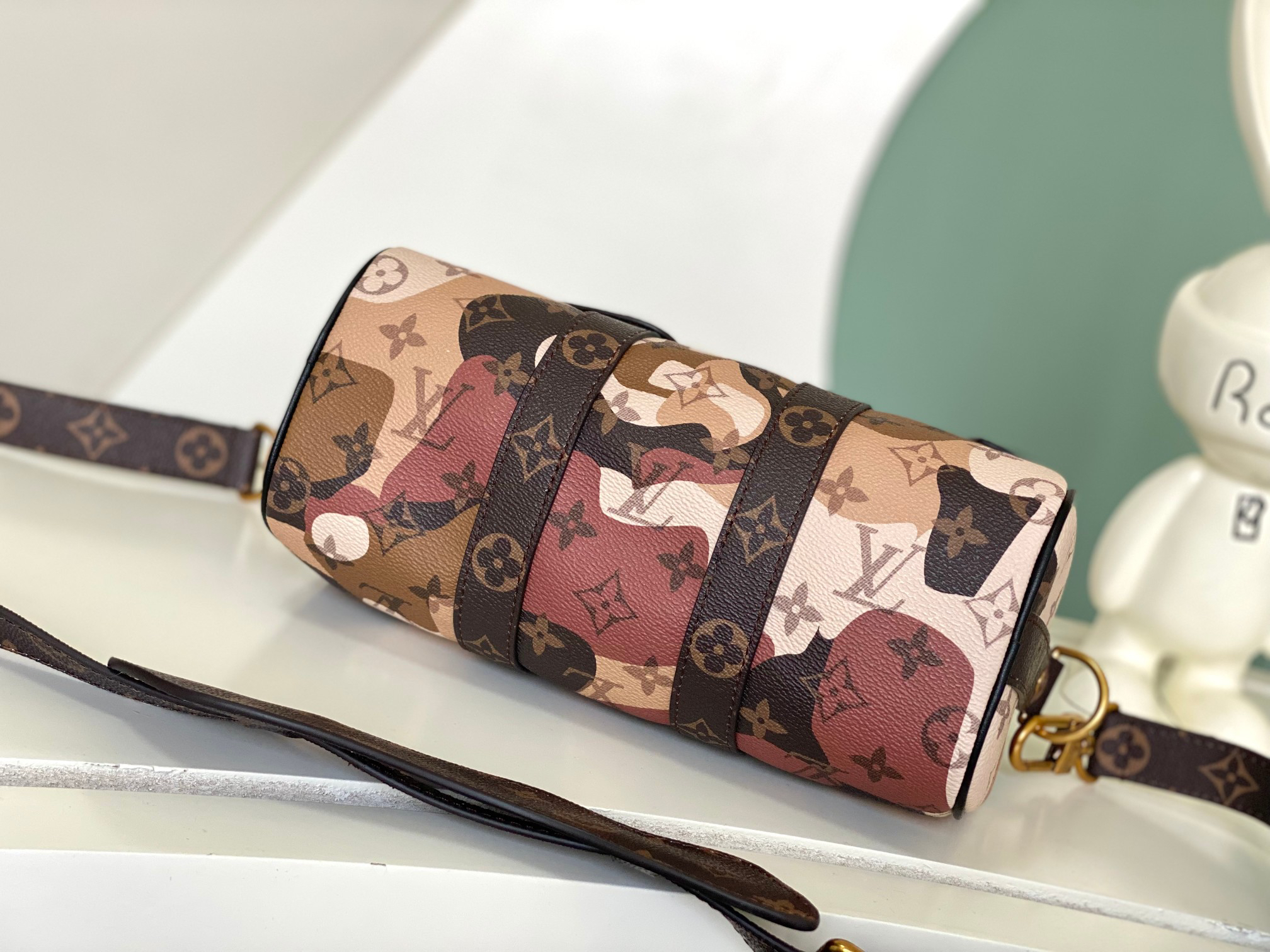 Louis Vuitton Keepall Bandoulière 25 Shoulder Bag in Monogram Canvas - Image 4