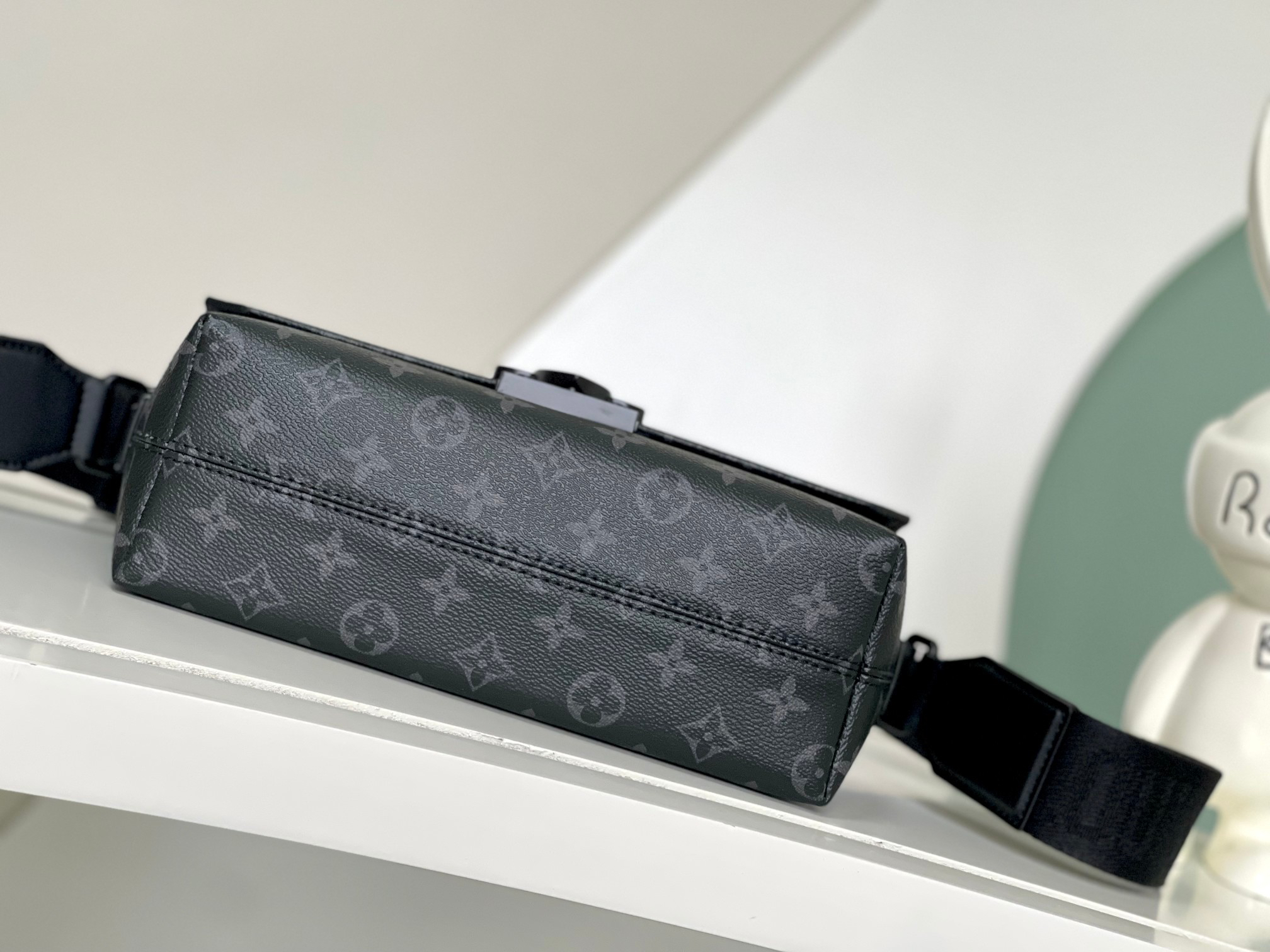 Louis Vuitton S-Cape M46794 Monogram Taurillon Leather Crossbody Bag - Image 4