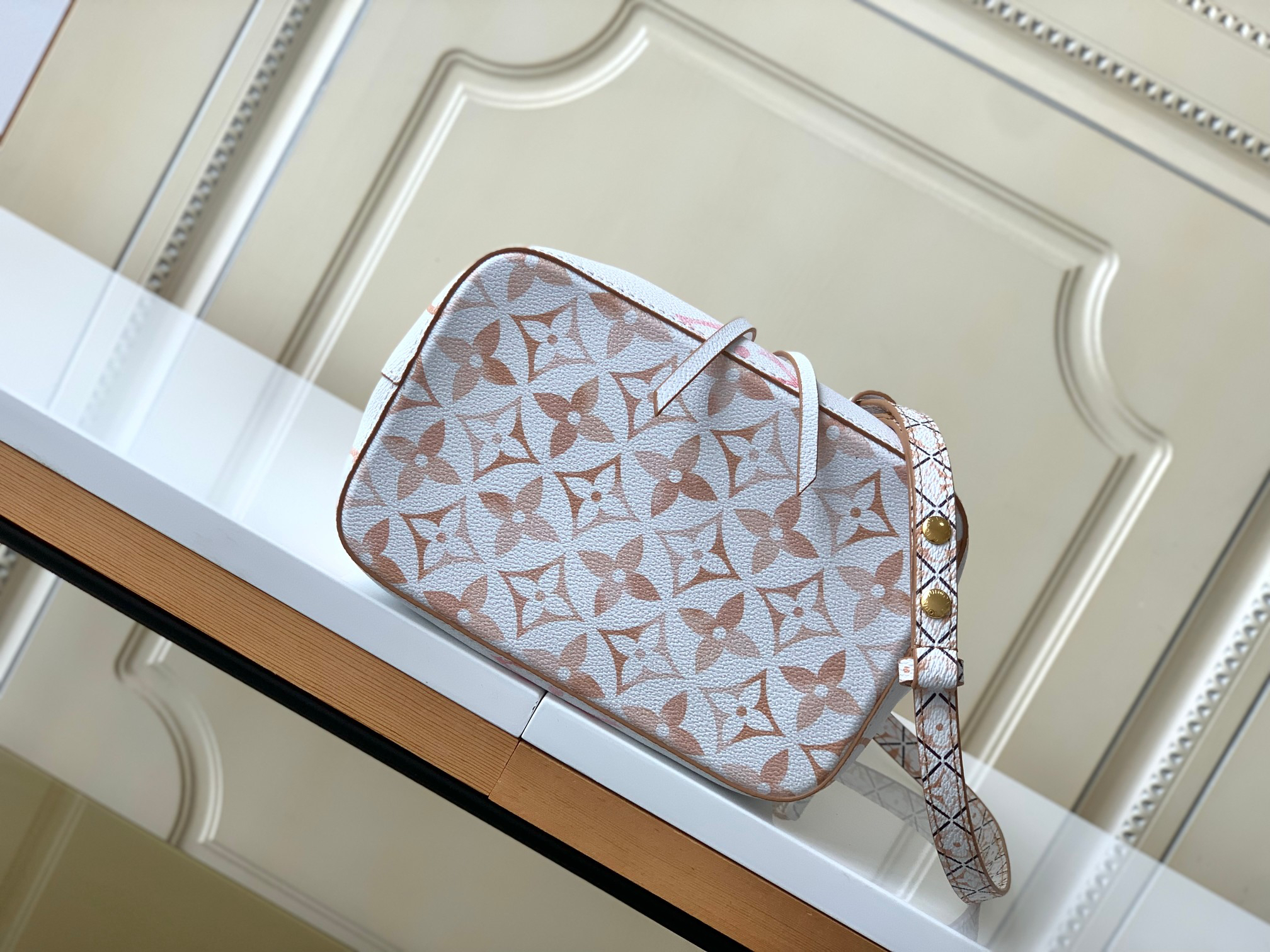 Louis Vuitton NeoNoe Bucket Bag - Image 4