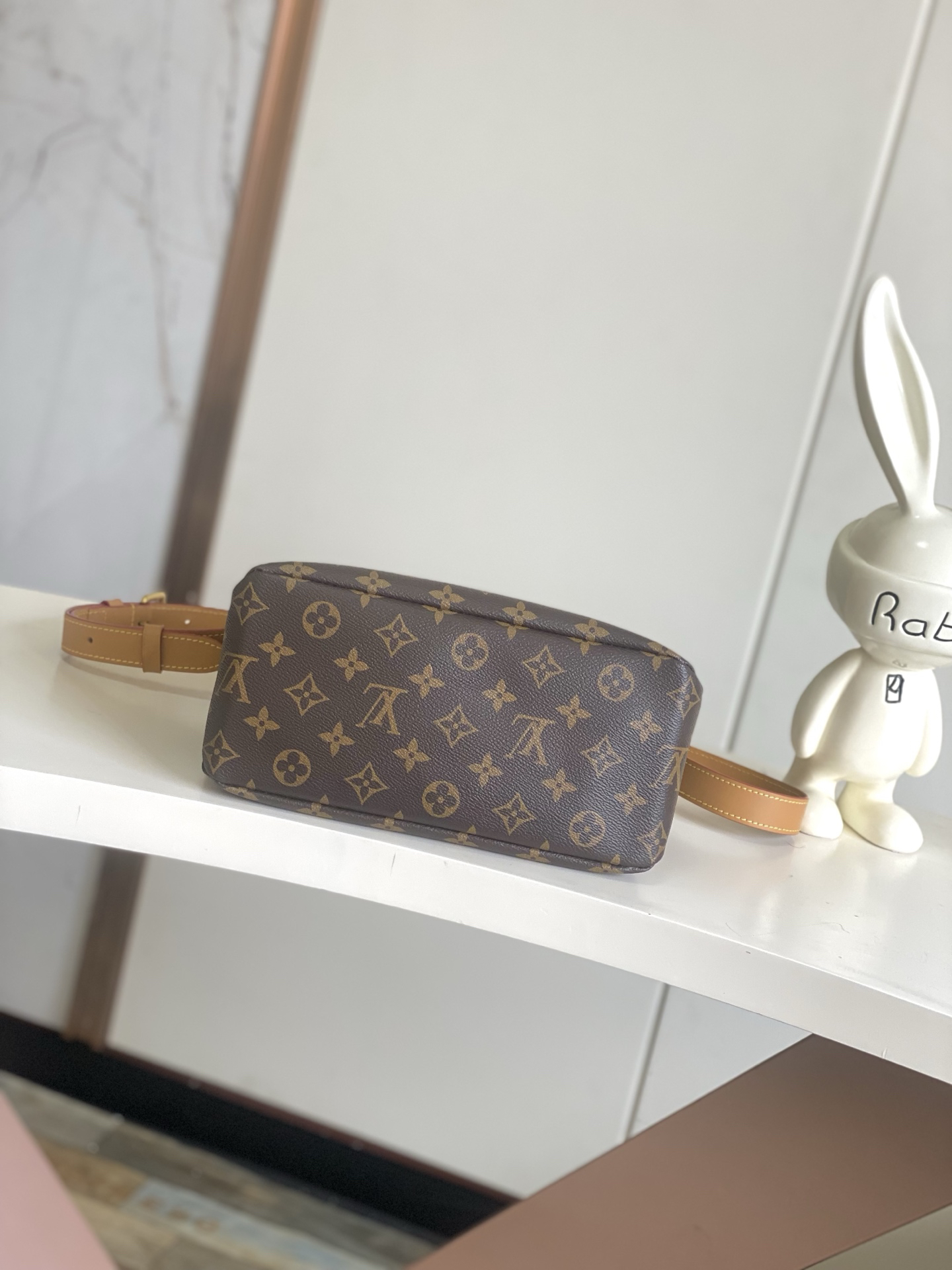 Louis Vuitton Leather Top-Handle Handbag with Detachable Shoulder Strap - Image 4