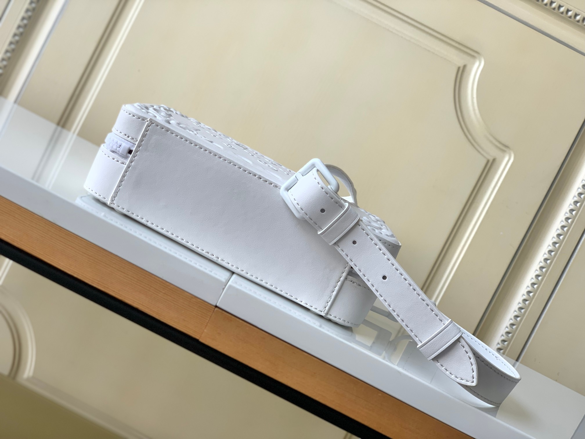 Handle Soft Trunk Handbag - White and Black - Image 4