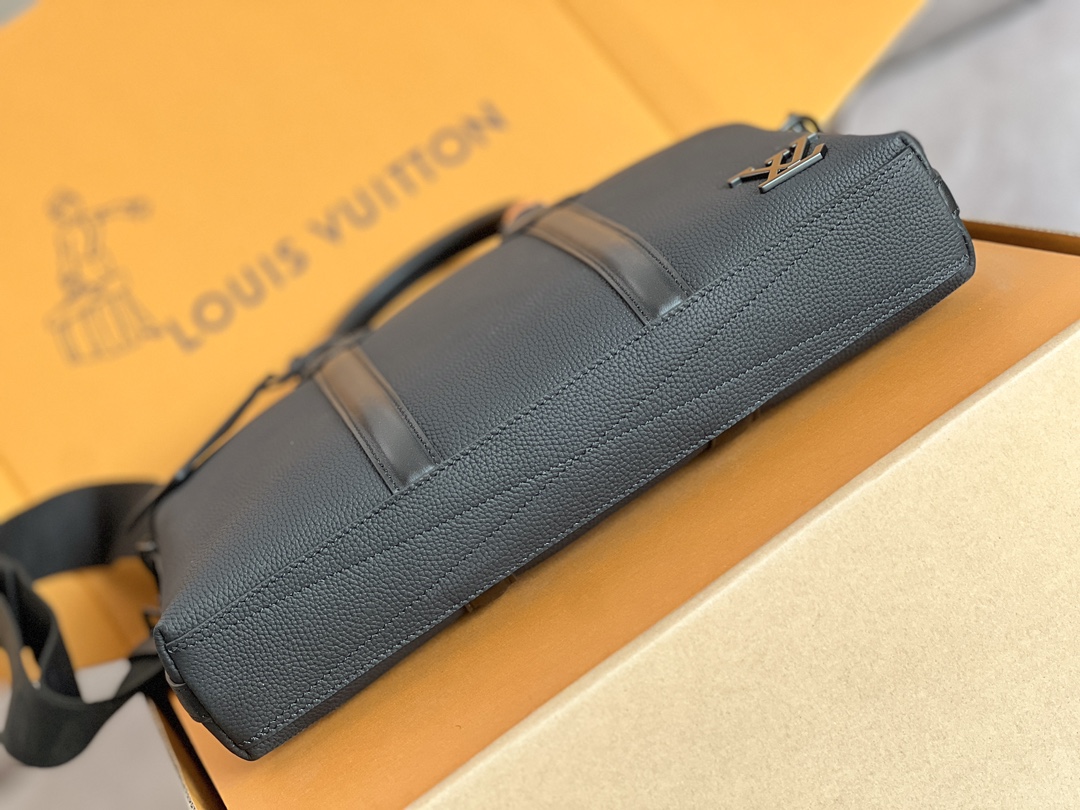 Louis Vuitton Taiga Briefcase M59159 - Image 4