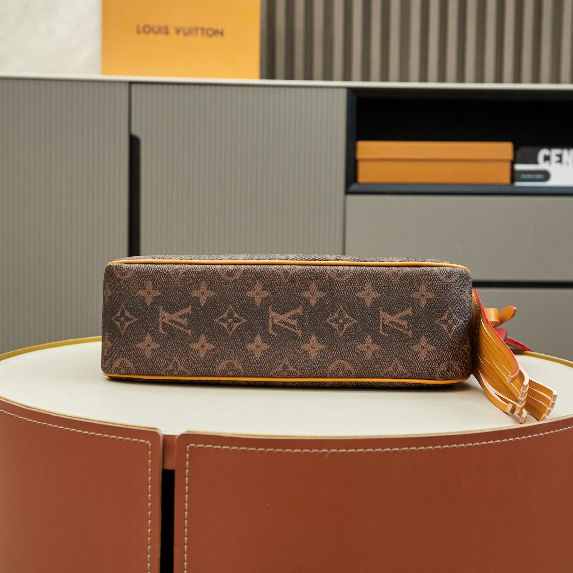 Louis Vuitton Pochette Accessoire XL - Image 4