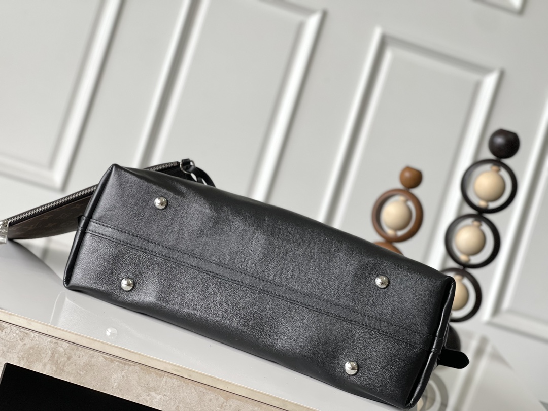 Louis Vuitton CarryAll Dark Medium Handbag - Image 4