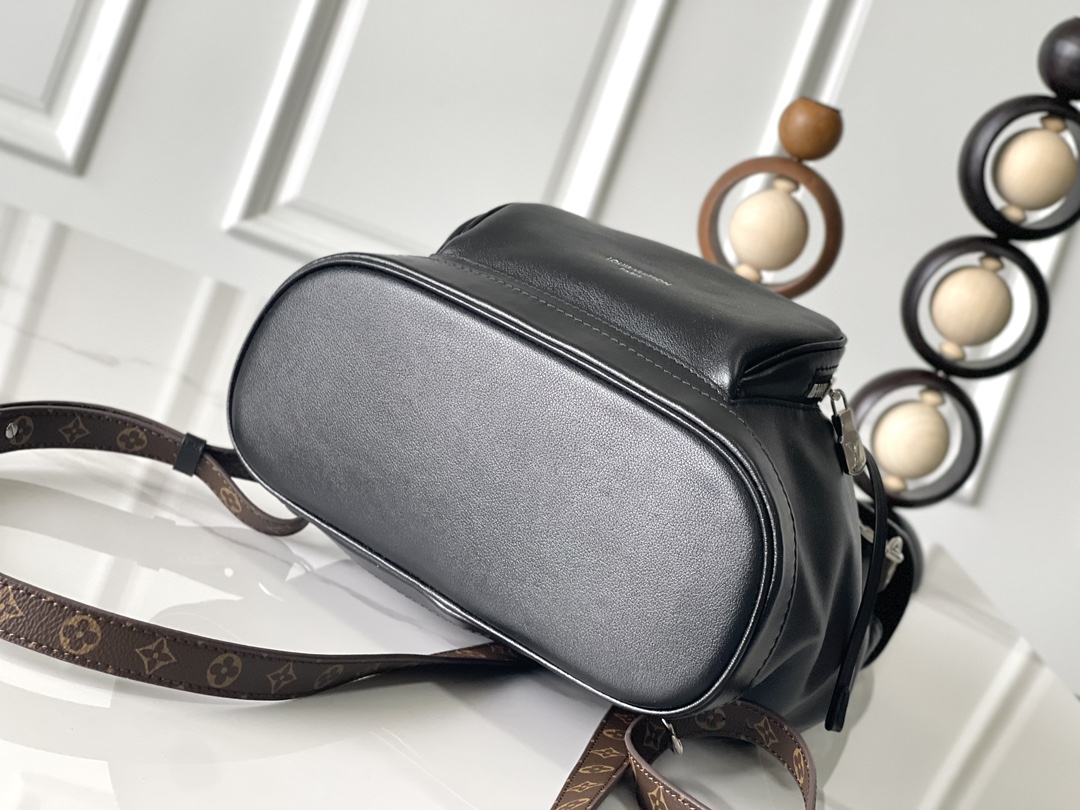 Louis Vuitton Montsouris Small Backpack in Black Leather - Image 4
