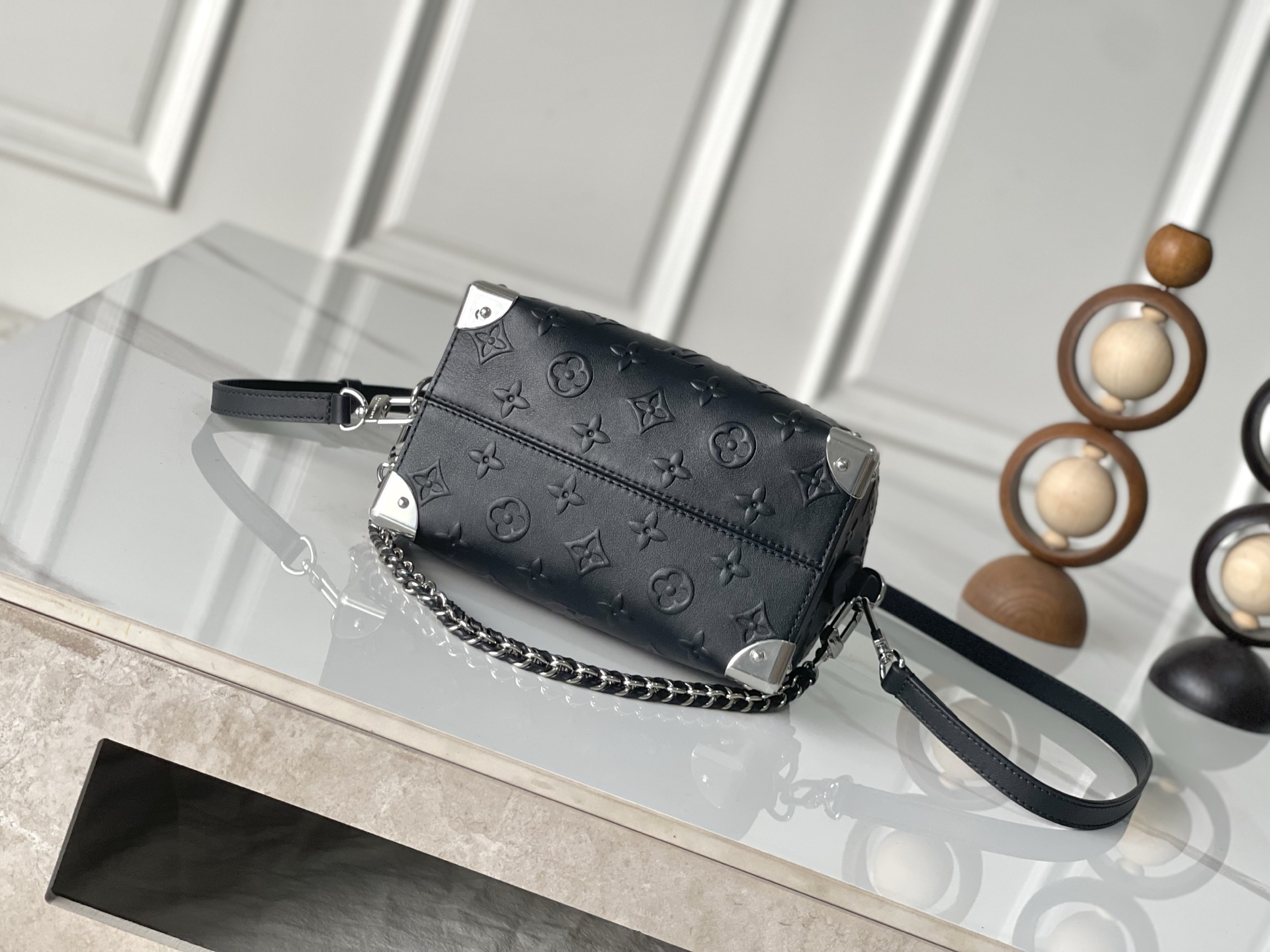 Louis Vuitton OnTheGo Small Handbag in Monogram Leather - Image 4