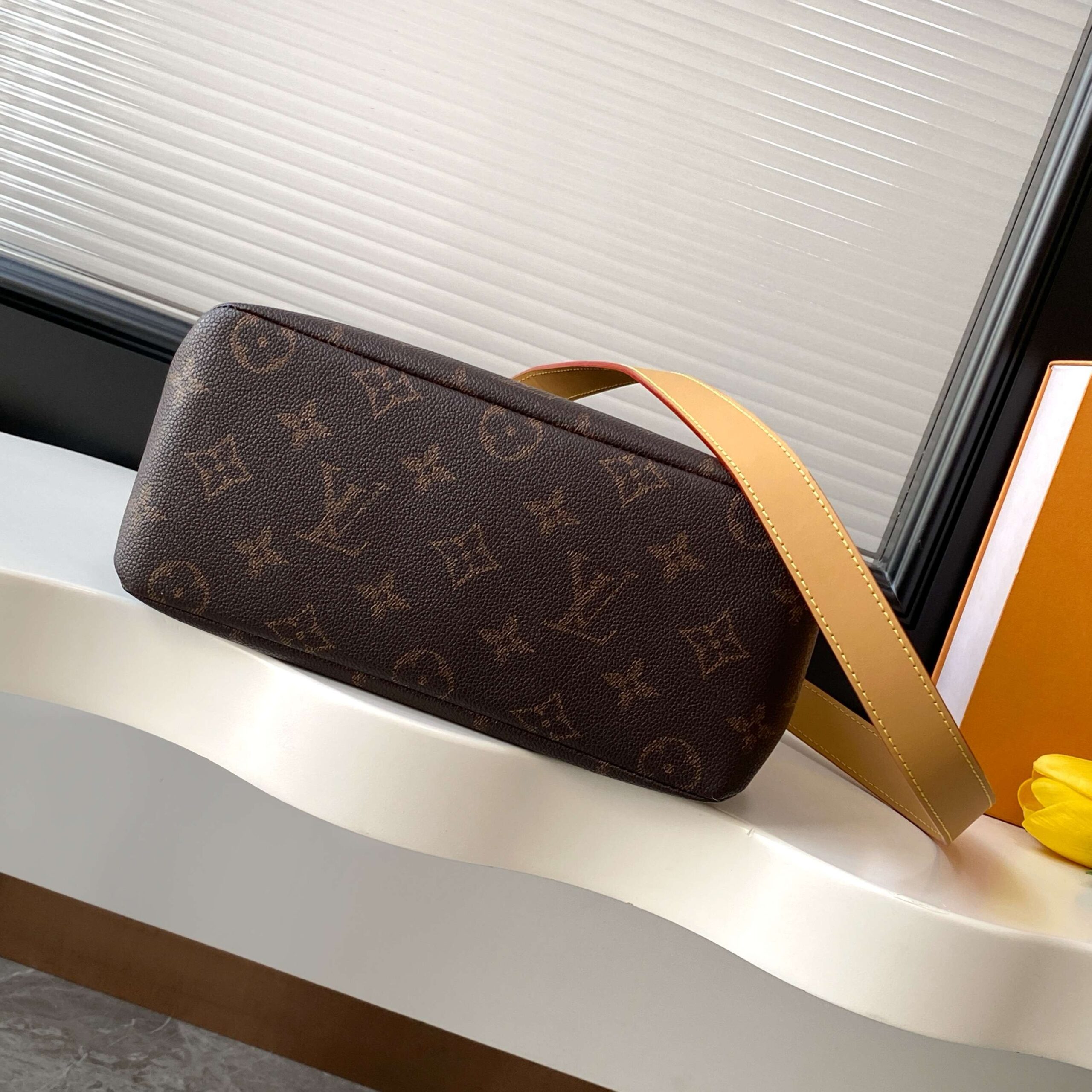 Louis Vuitton M13929 Medium Handbag - Image 4