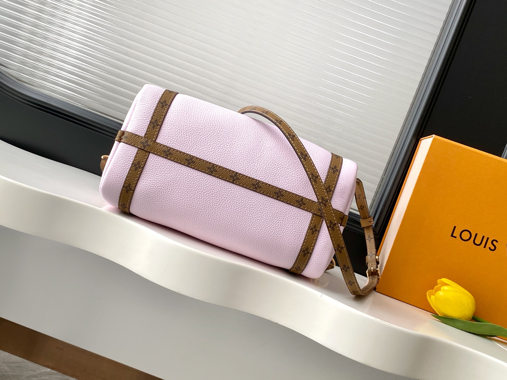 Louis Vuitton Express Small Handbag - Image 4