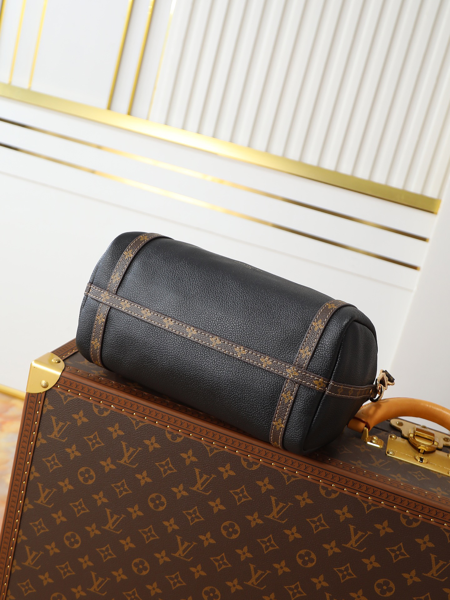 Louis Vuitton Express Small Handbag M26039 in Black - Image 4