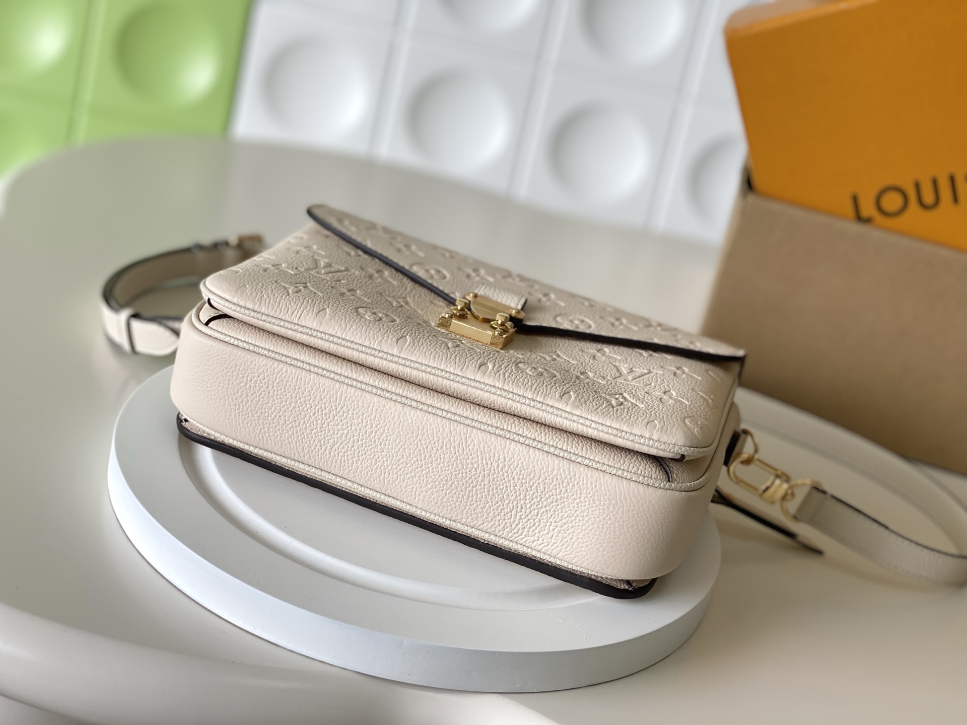 Pochette Métis Shoulder and Crossbody Bag in Monogram Empreinte Leather - Image 4