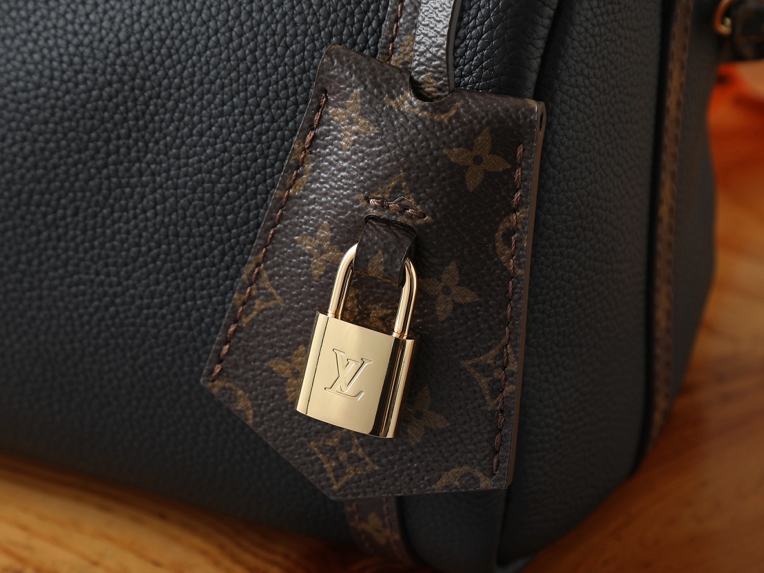 Louis Vuitton Express Small Handbag - Image 4
