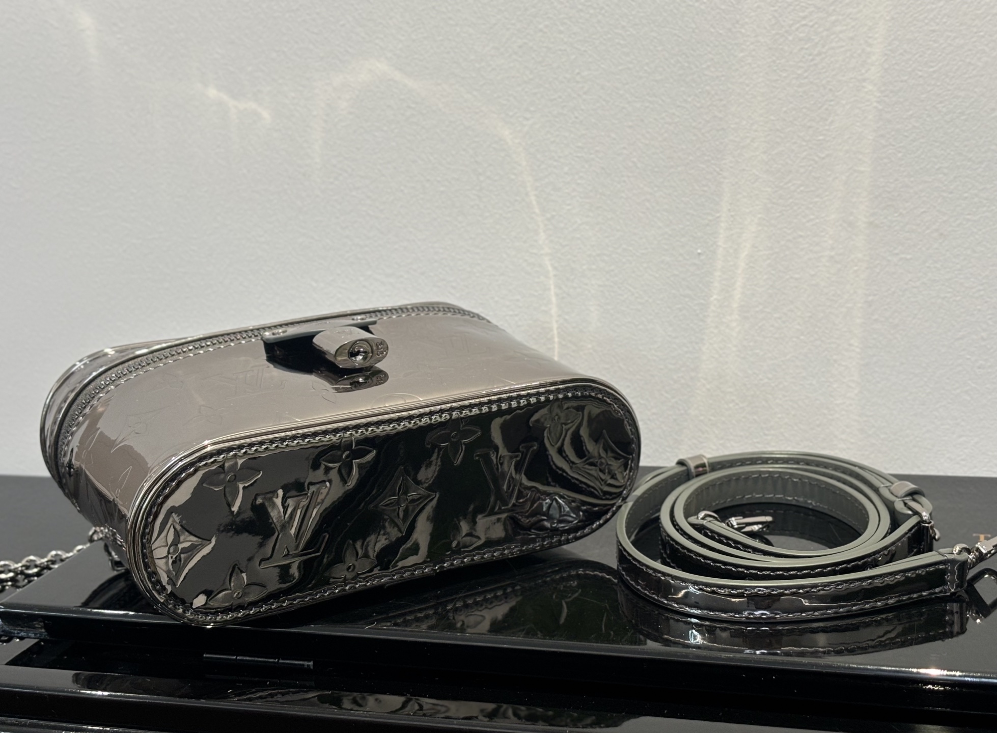 Louis Vuitton Vanity Chain Pouch Gunmetal - Image 4