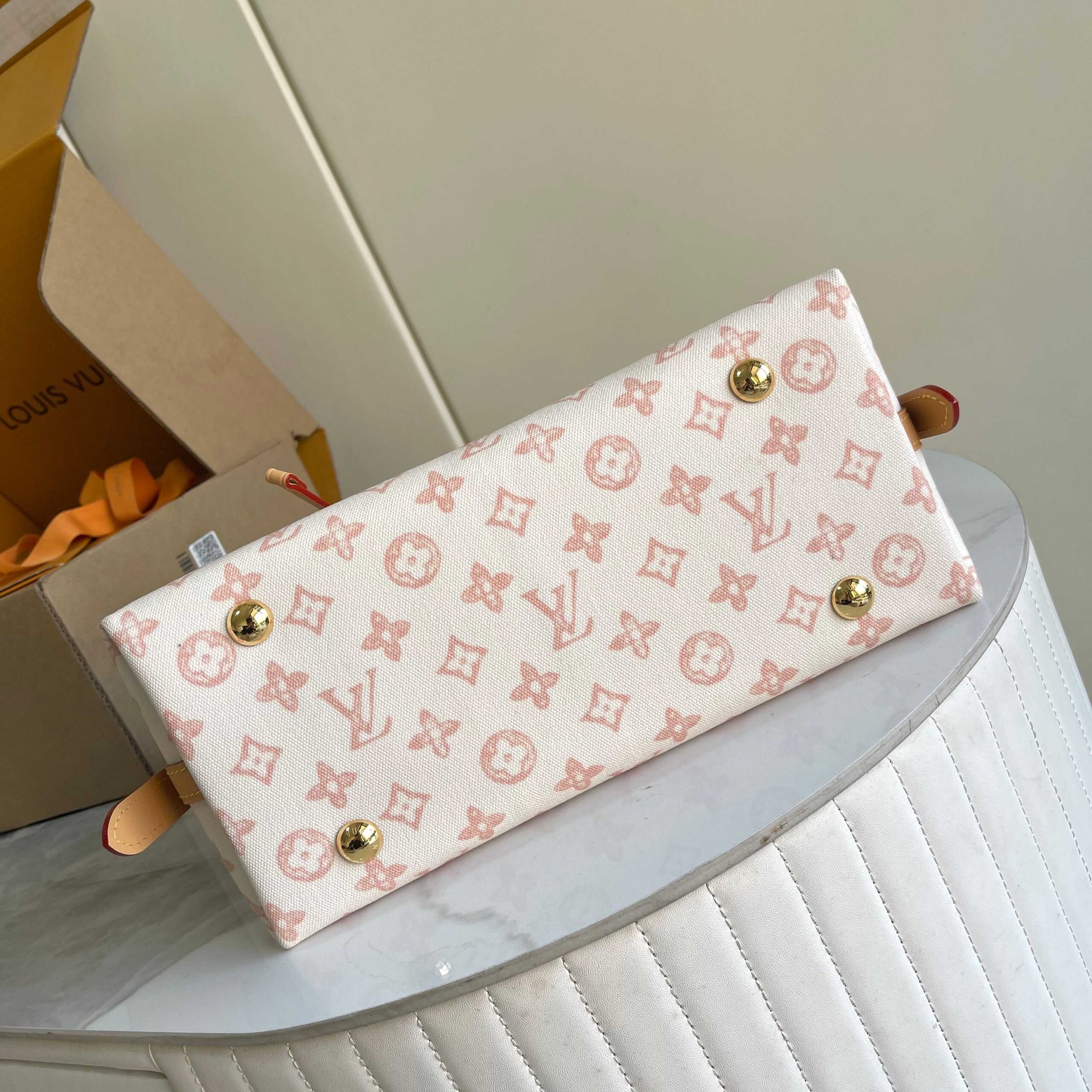 Louis Vuitton Carryall Medium Tote Bag - Image 4