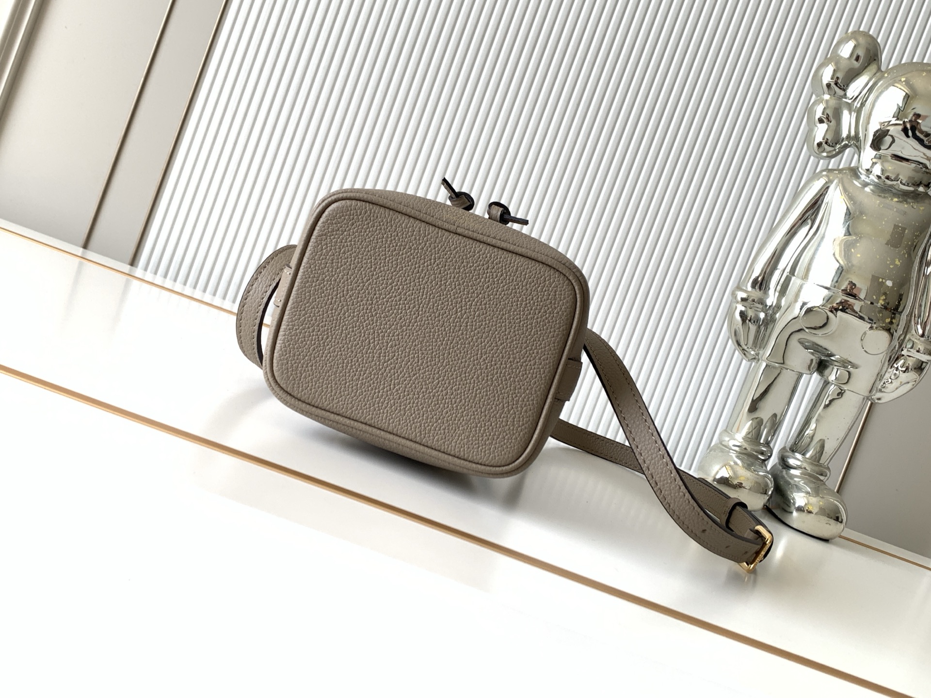 Louis Vuitton Nano Noé Bucket Handbag in Elephant Gray Monogram Leather - Image 4