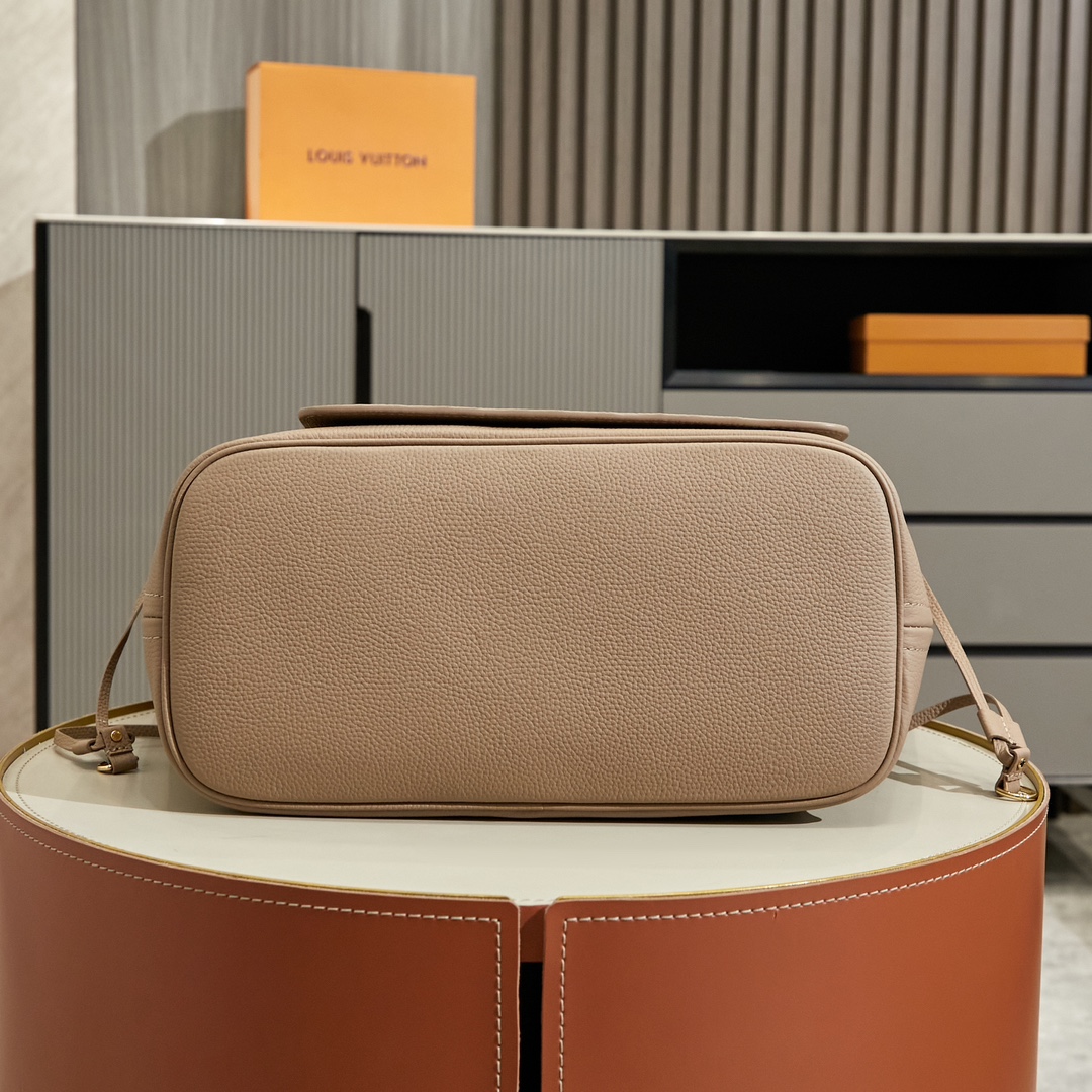 Louis Vuitton Neverfull MM Tote Bag - Image 4