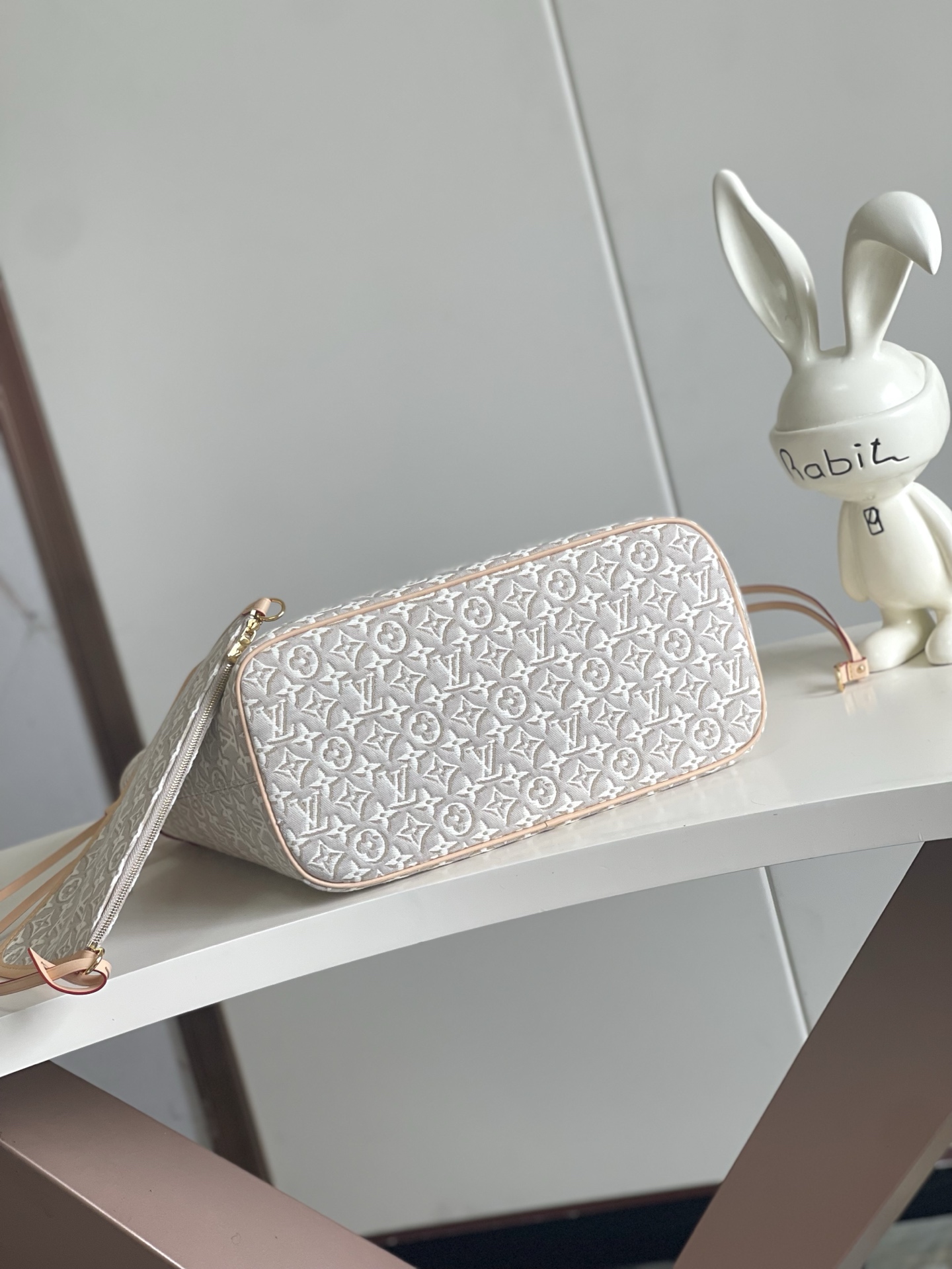 Louis Vuitton Neverfull MM Tote Bag in White Embroidered Canvas - Image 4