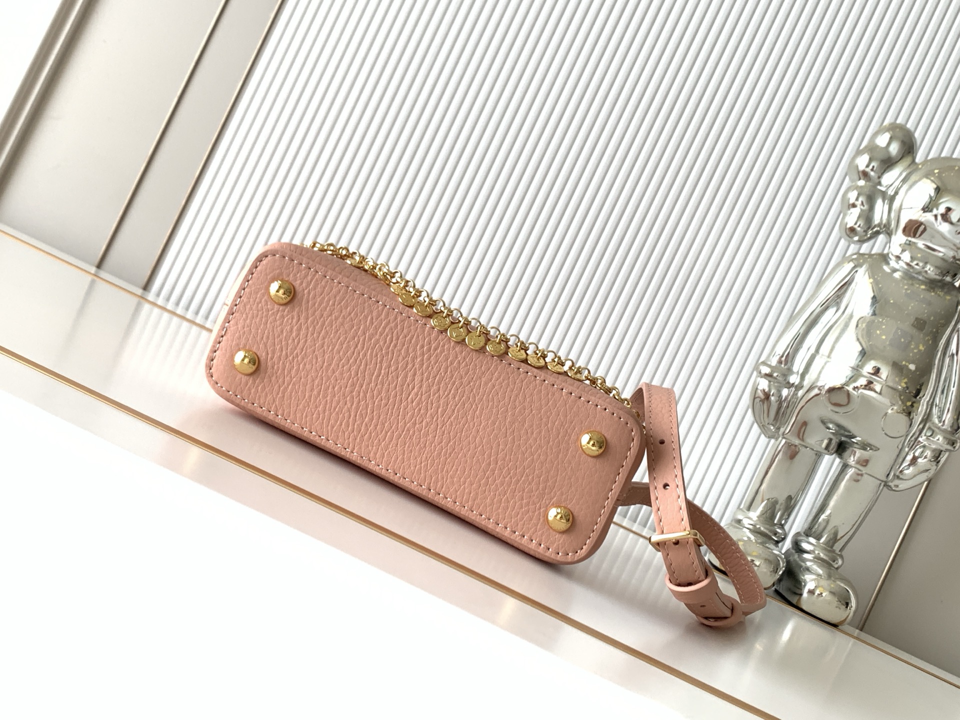 Louis Vuitton Capucines M28245 Mini Handbag in Nude Pink Taurillon Leather - Image 4