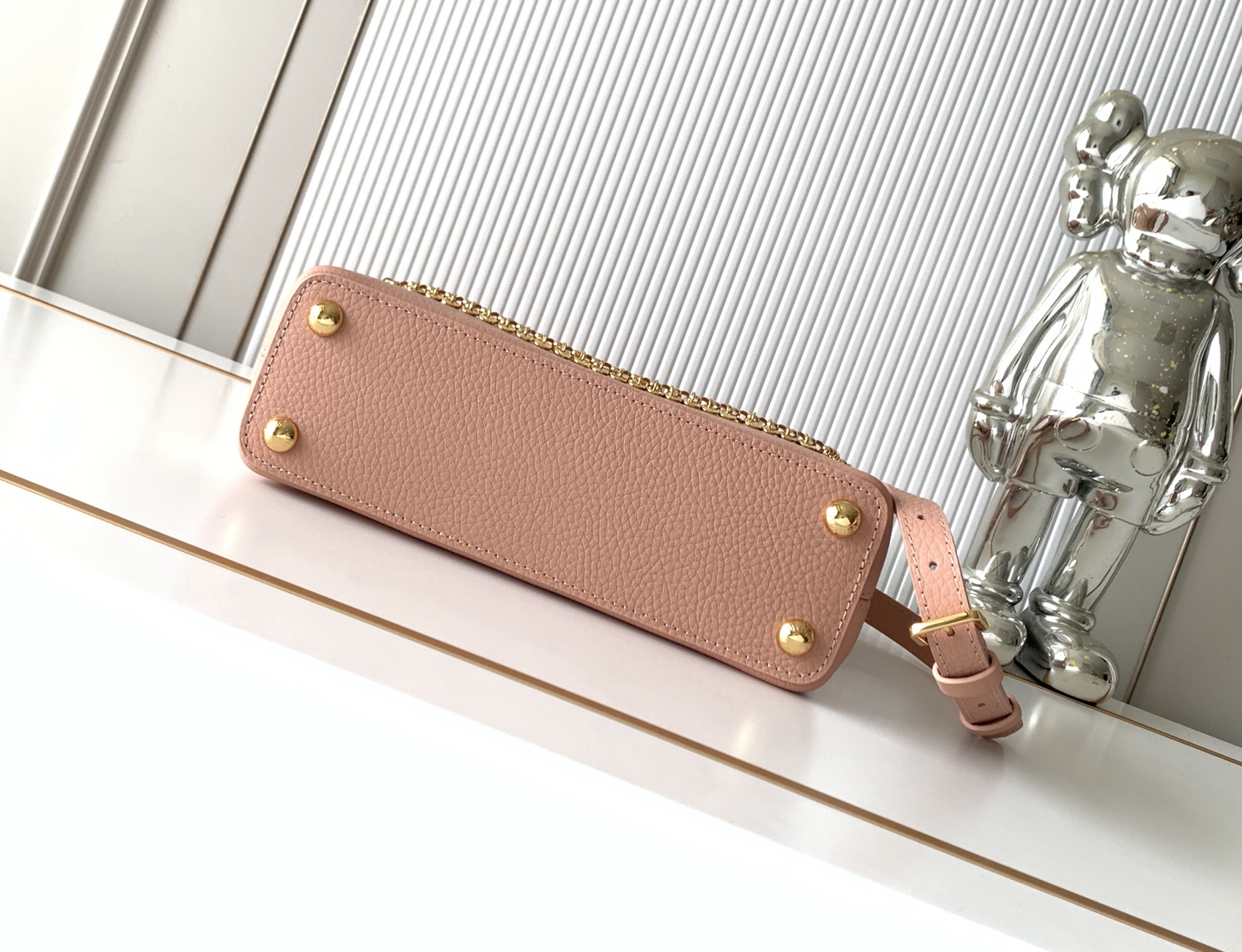 Louis Vuitton Capucines M28245 Small Pink Taurillon Leather Handbag - Image 4