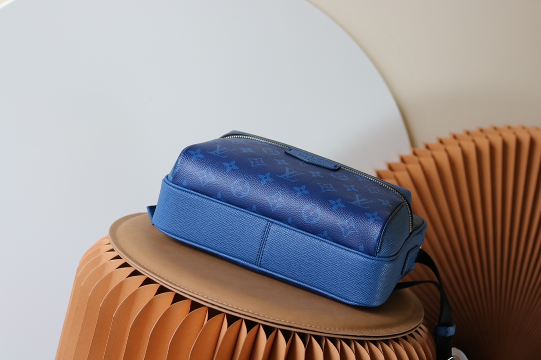 Louis Vuitton Outdoor Messenger Bag M30233 - Image 4