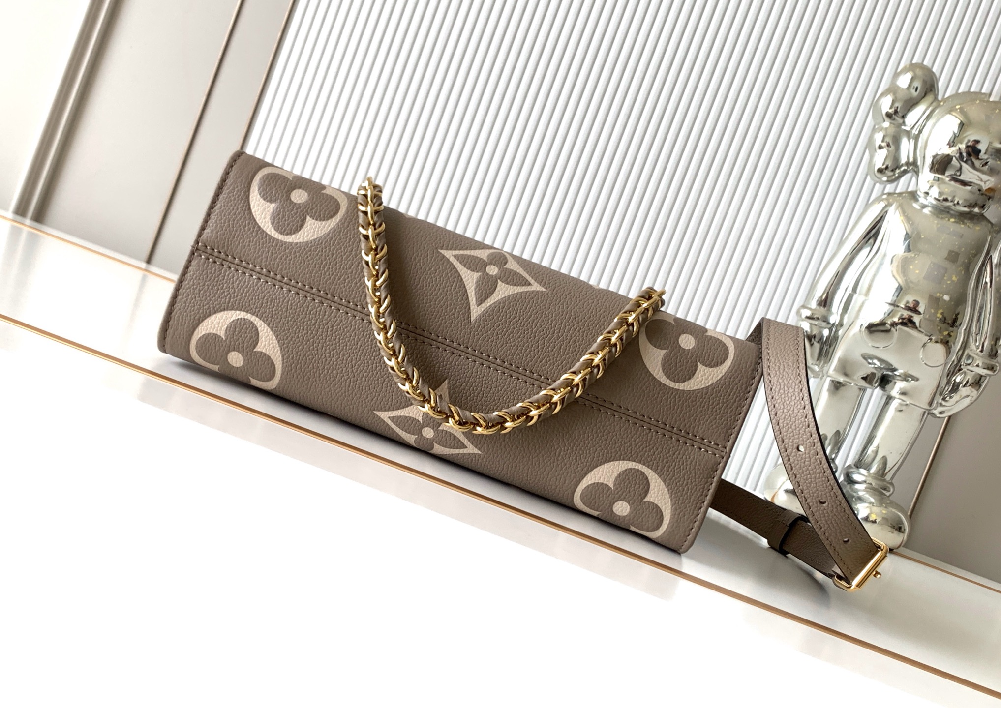 Louis Vuitton OnTheGo Small Handbag in Giant Monogram Leather, Model M23641 - Image 4