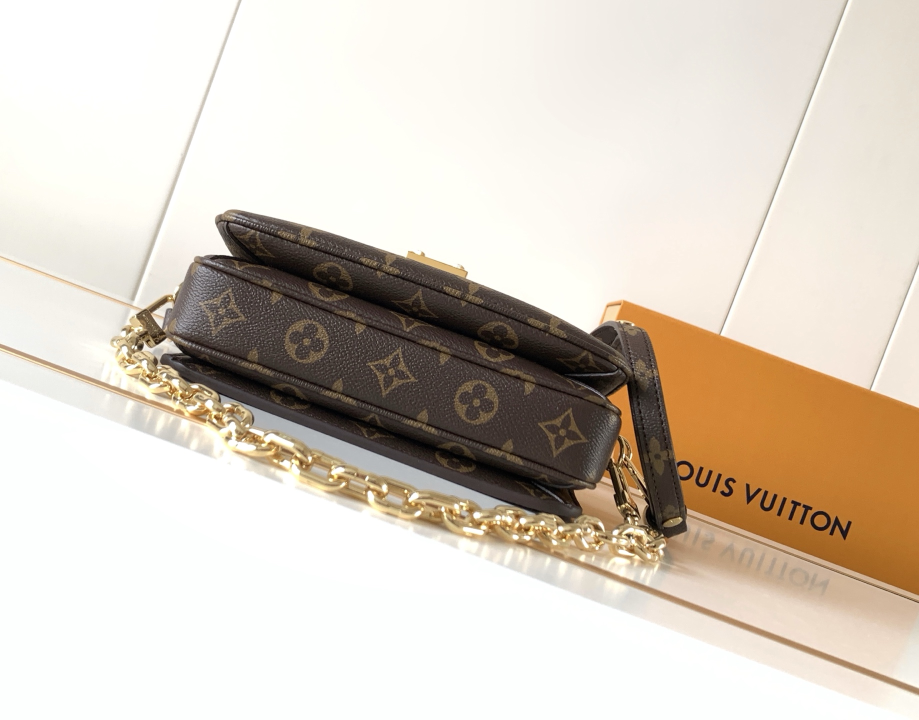 Louis Vuitton Pochette Métis East West Shoulder Bag in Monogram Canvas - Image 4