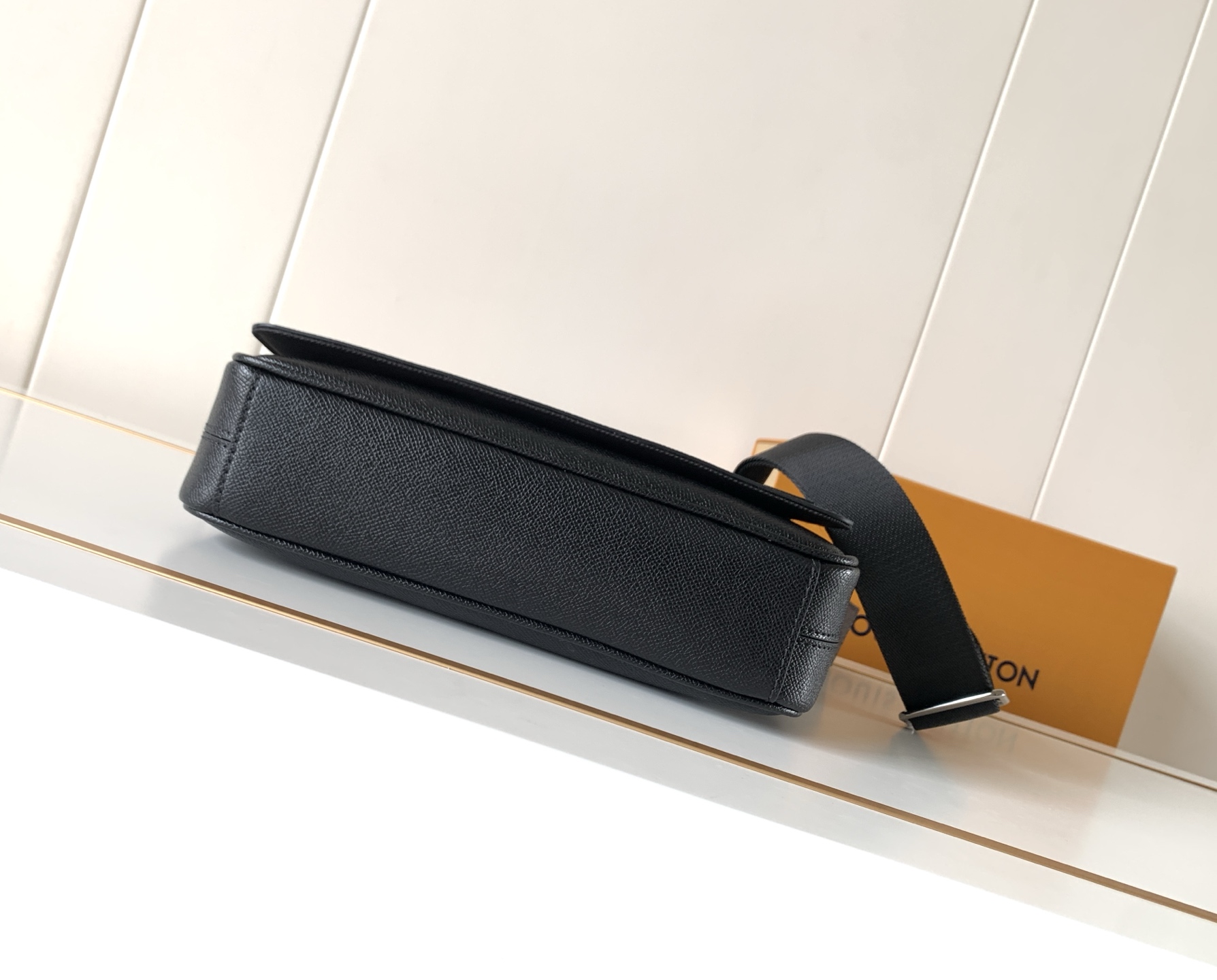Louis Vuitton District Small Messenger Bag M30850 - Image 4