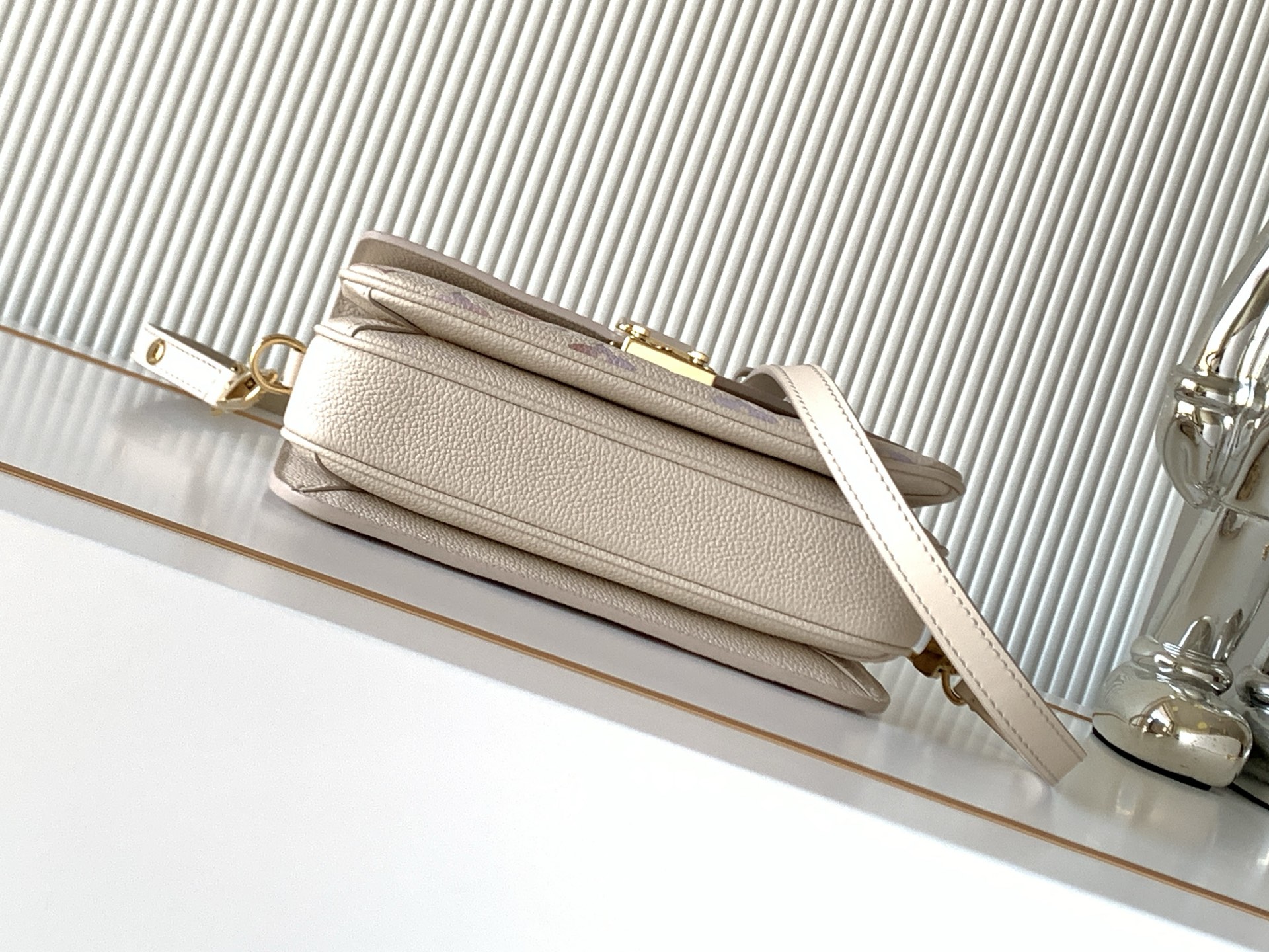 Louis Vuitton Pochette Métis East West Shoulder Bag - Image 4