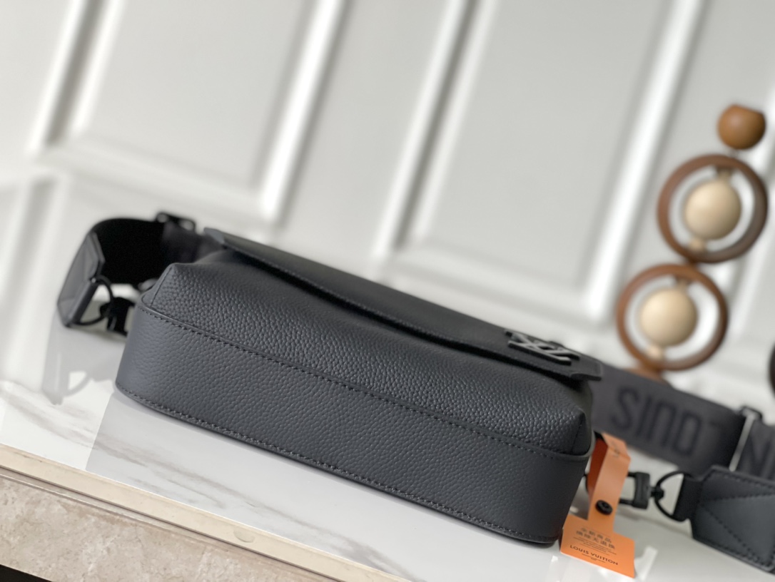 Louis Vuitton Fastline Leather Messenger Bag M22482 - Image 4
