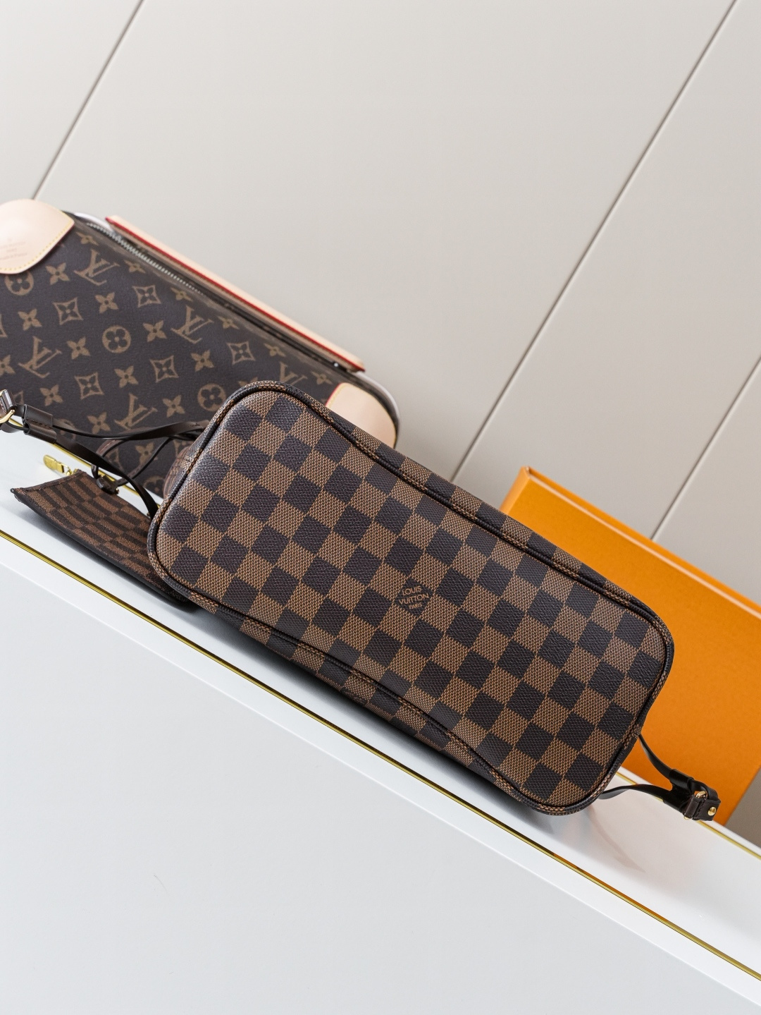 Neverfull Small Tote Bag in Damier Ebene Canvas - Image 4
