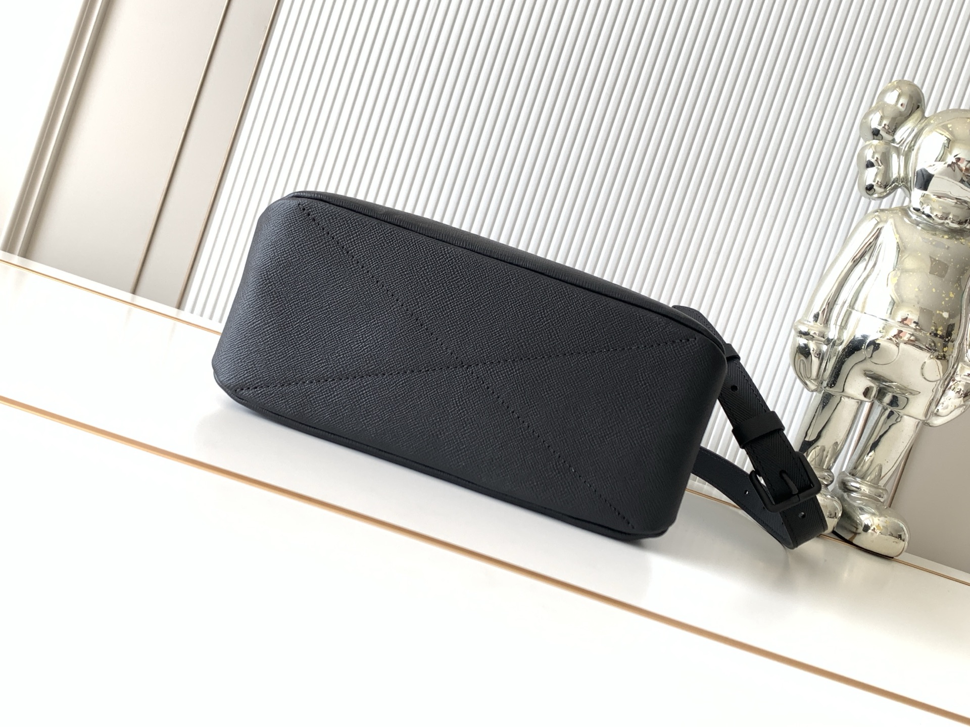 Louis Vuitton Medium Leather Handbag with Detachable Shoulder Strap - Image 4