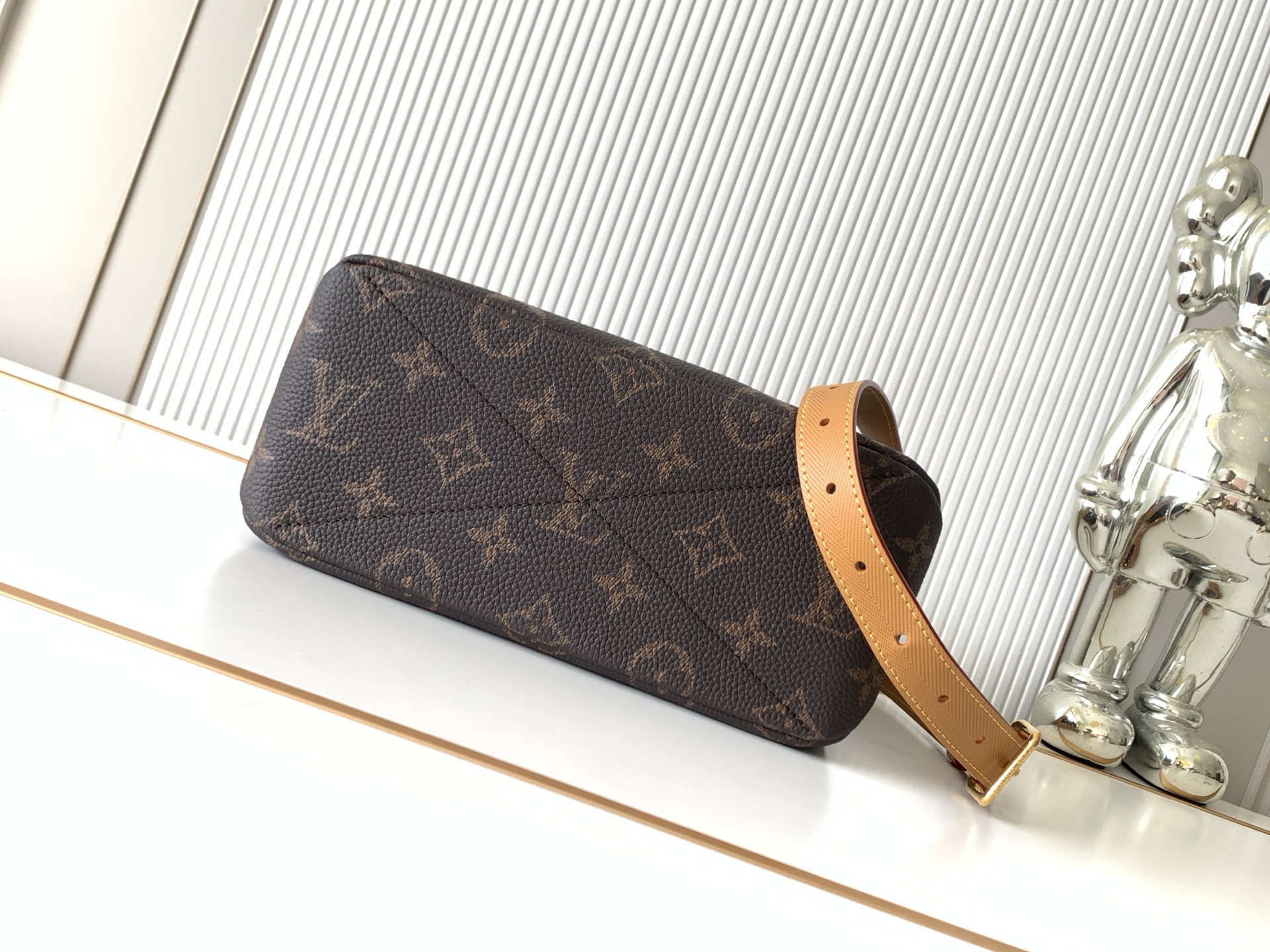 Louis Vuitton M27019 Brown Medium Handbag - Image 4