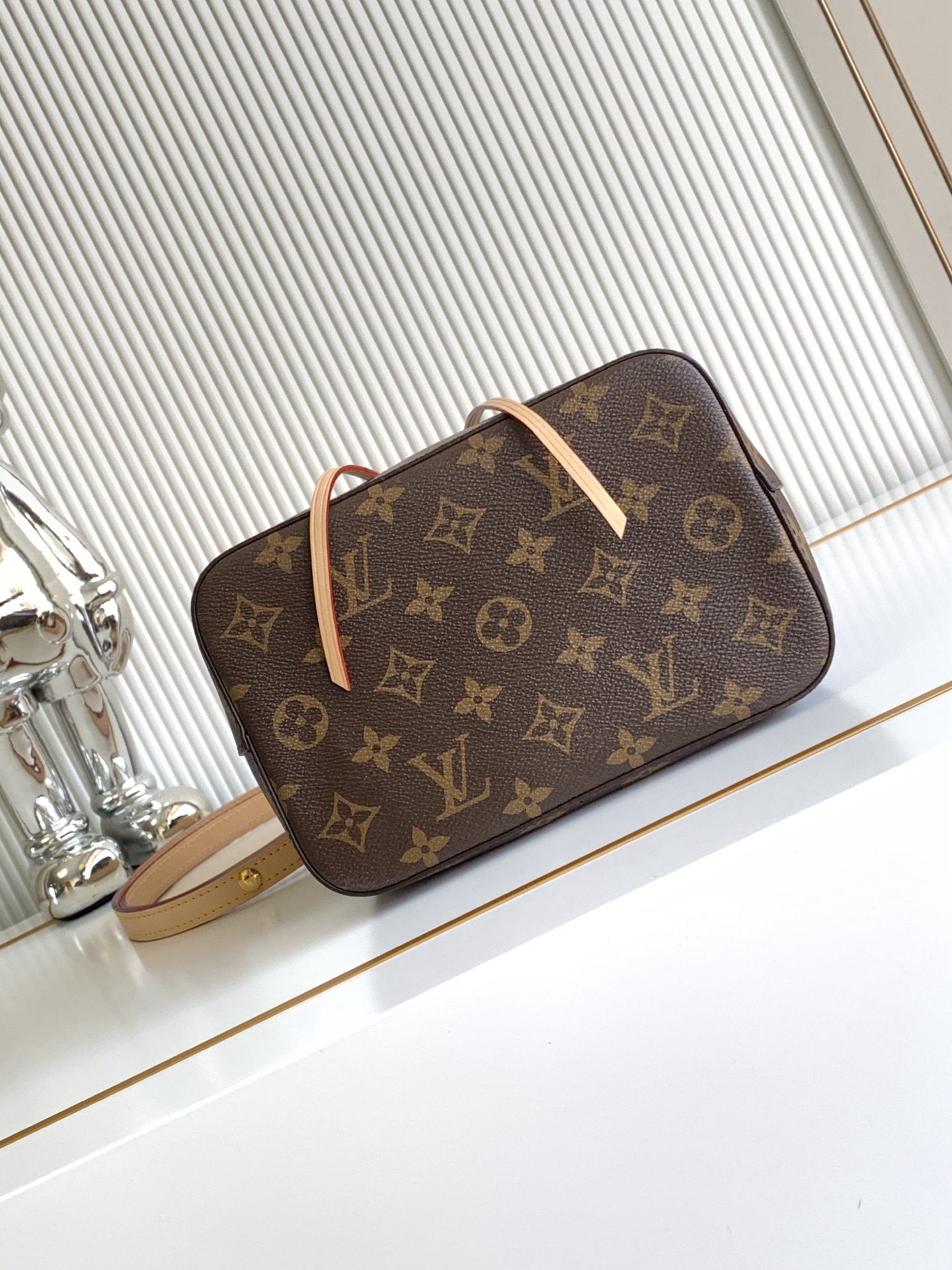 Louis Vuitton NéoNoé BB Mini Bucket Bag in Monogram Canvas - Image 4