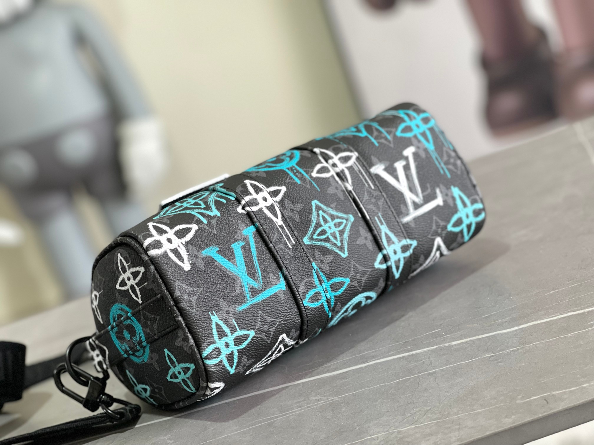 Louis Vuitton Keepall Bandoulière 25 Travel Bag in Monogram Eclipse Canvas - Image 4
