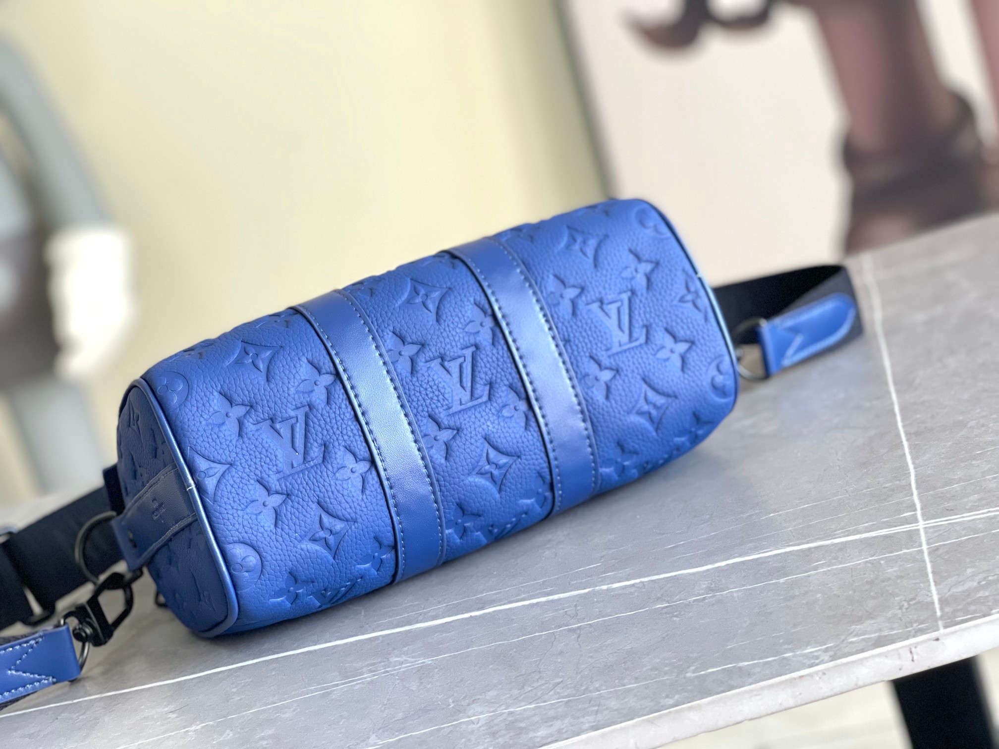 Louis Vuitton Keepall Bandoulière 25 Travel Bag - Image 4