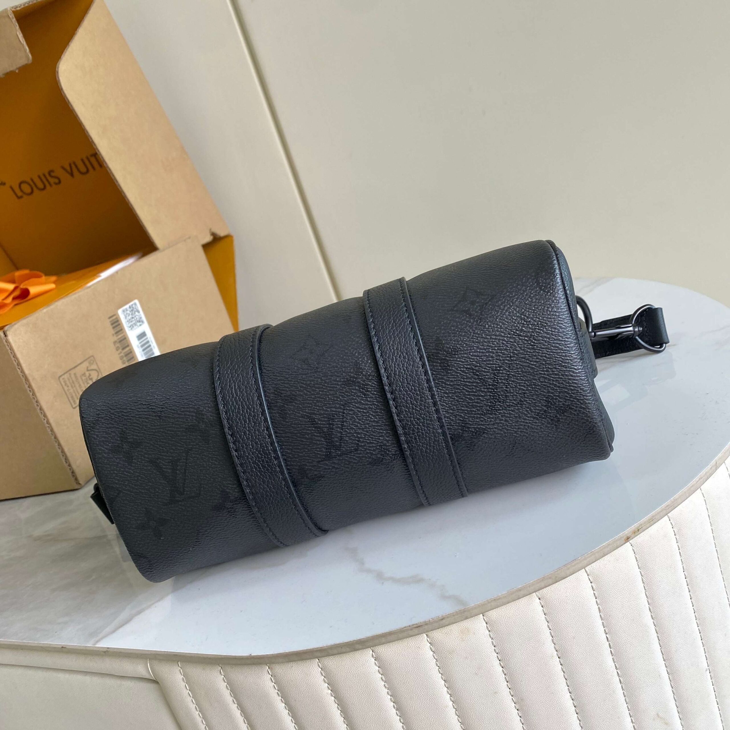Louis Vuitton Keepall Bandoulière 25 Travel Bag in Monogram Midnight Coated Canvas - Image 4