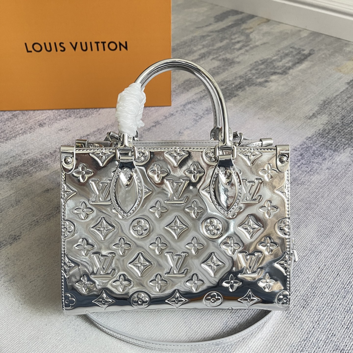 Louis Vuitton OnTheGo PM Monogram Miroir LV Ski Silver Tote Bag - Image 4