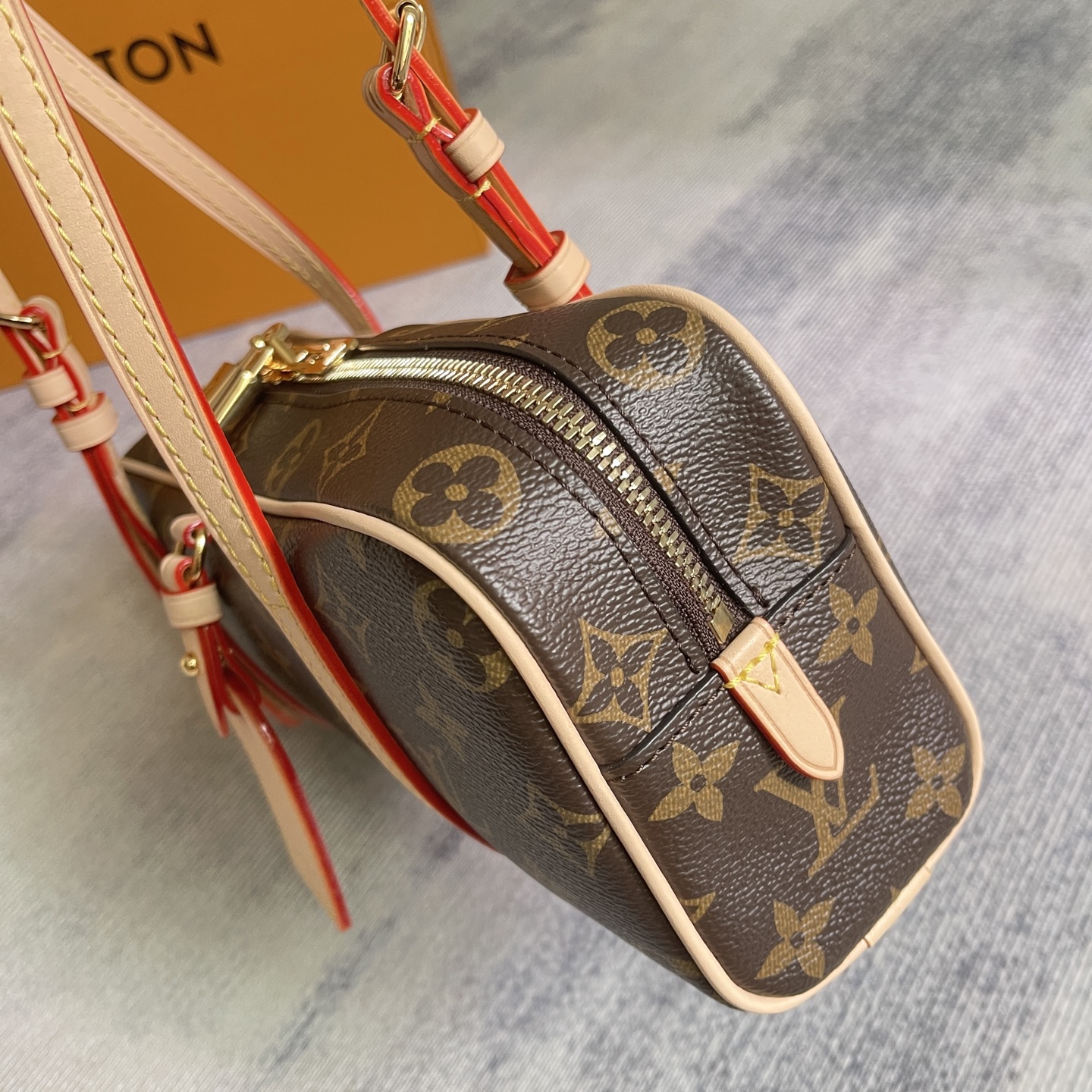 Louis Vuitton Hang On Handbag in Monogram Canvas - Image 4