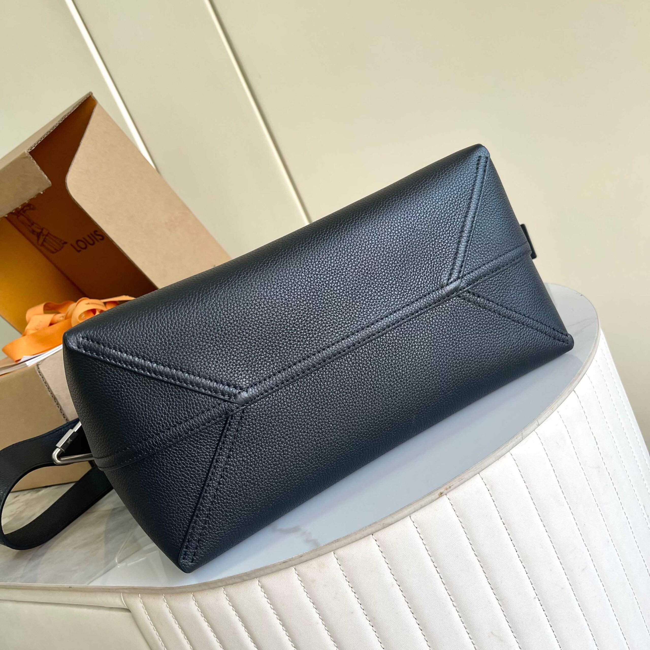Louis Vuitton Verso Hobo Handbag - Image 4