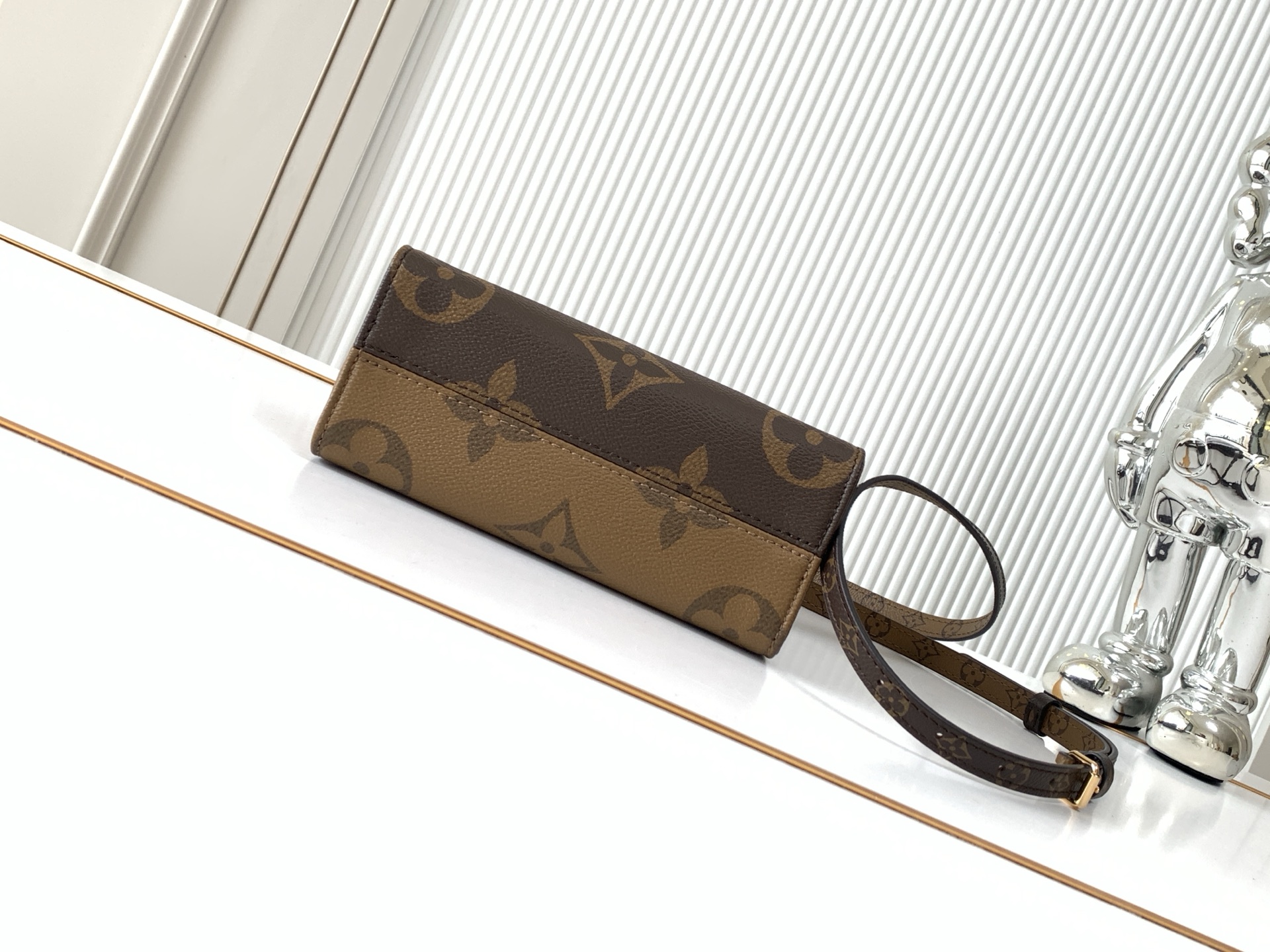 Louis Vuitton OnTheGo Mini Tote Bag M46839 - Image 4
