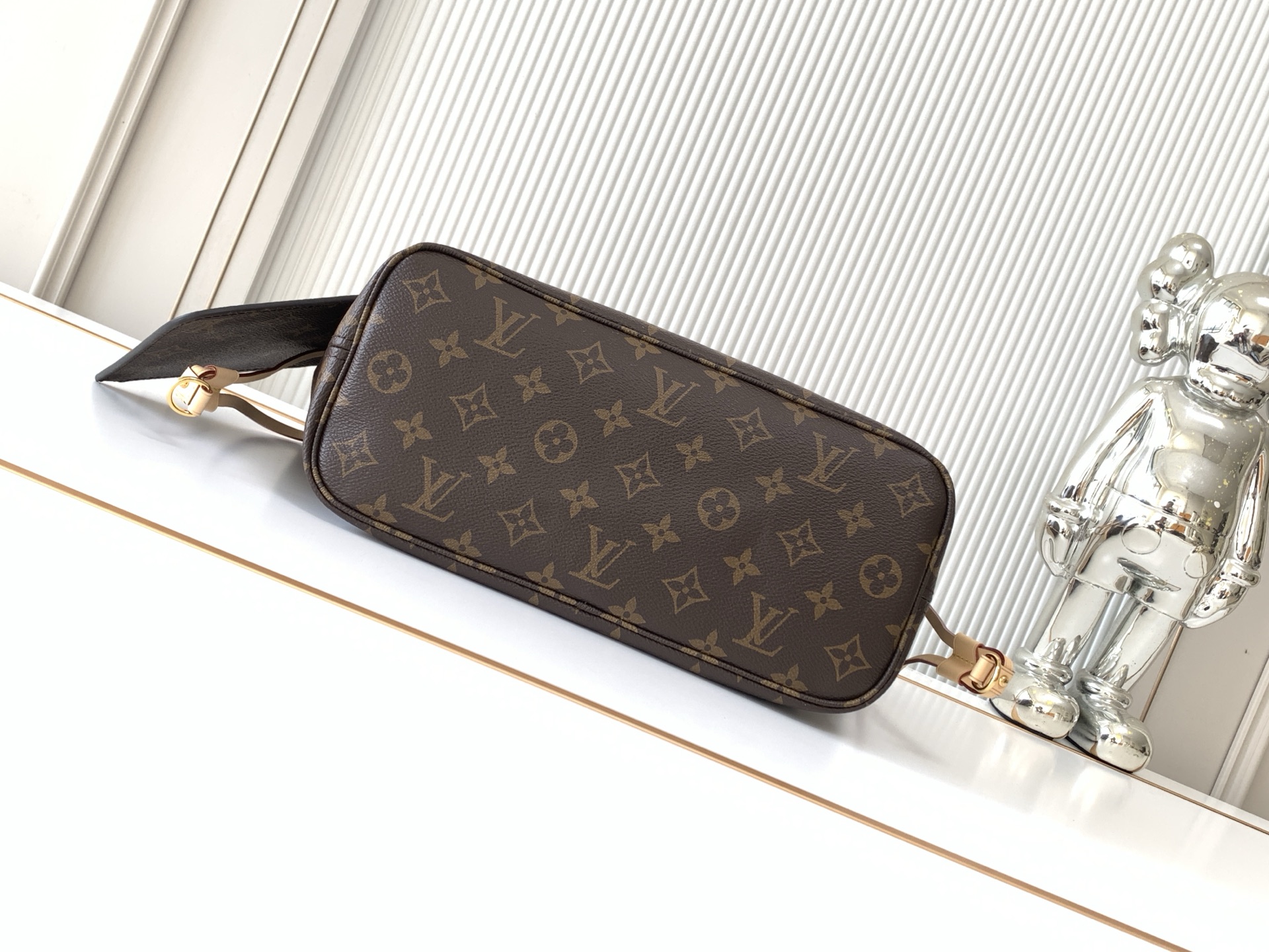 Louis Vuitton Neverfull Small Tote Bag in Damier Ebene Canvas - Image 4
