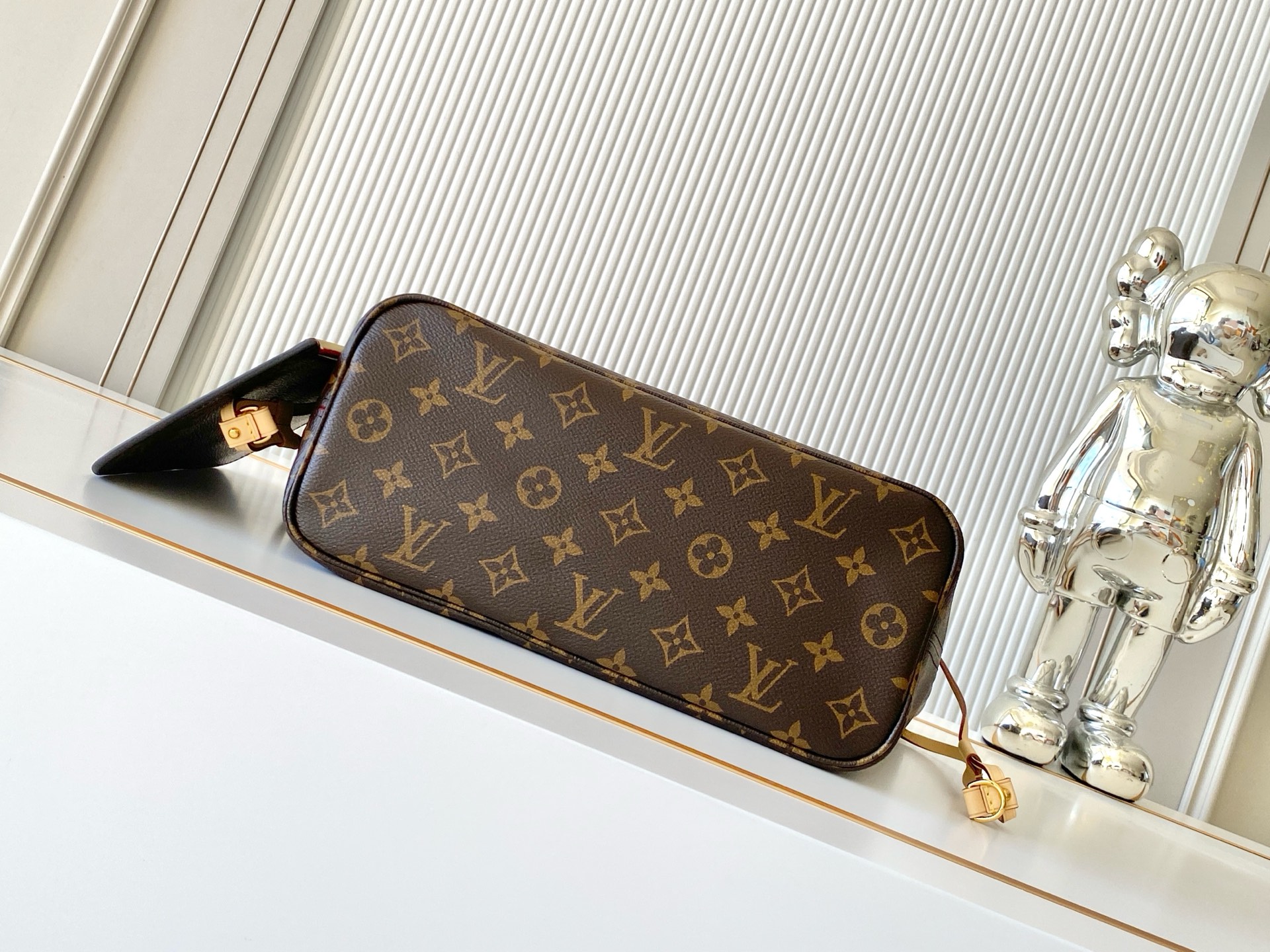 Neverfull Small Tote Bag in Damier Ebene Canvas - Image 4